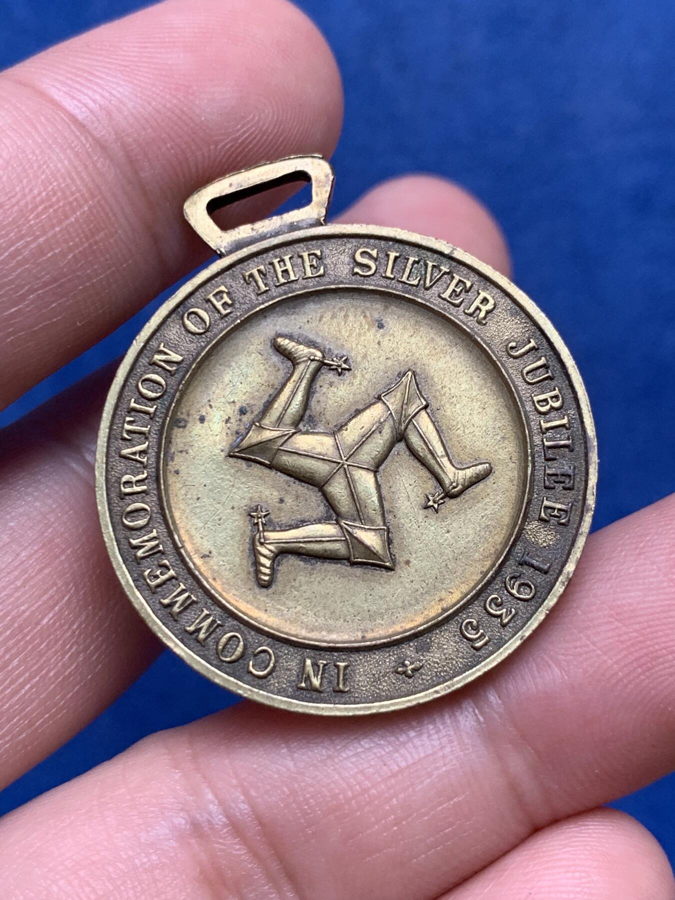 《竞宝斋》第294场- 周日，周一  2场连拍 （全场包邮） 马恩岛 乔五 1935 25周年结婚纪念章 32.7mm 14.4克