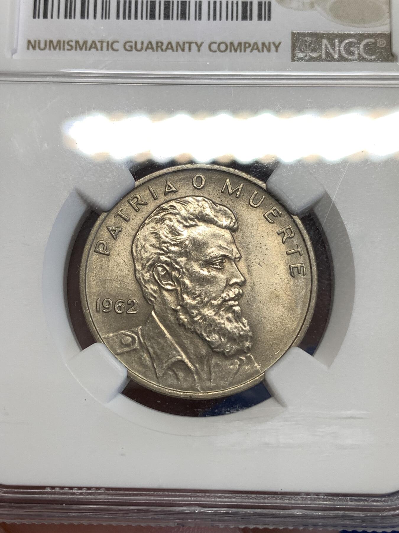 《竞宝斋》第294场- 周日，周一  2场连拍 （全场包邮） NGC MS64 少见面值 1962 古巴 40分 古巴民族英雄卡米洛·西恩富戈斯纪念 两面转光好品