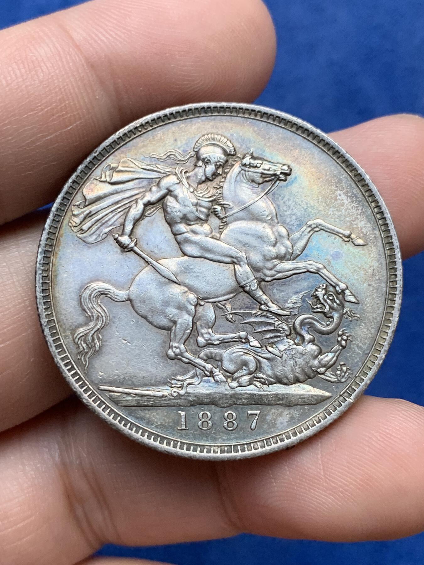 《竞宝斋》第294场- 周日，周一  2场连拍 （全场包邮） 英国 1887 维多利亚 高冠版 马剑大银币 包浆不错 细节见图