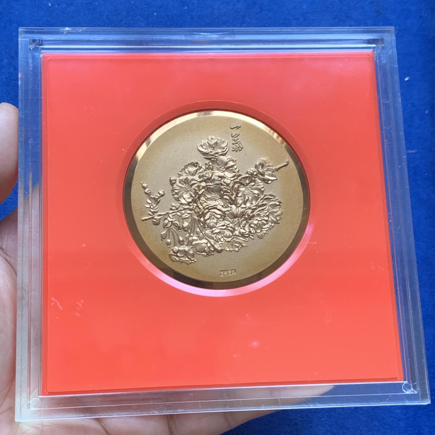 《竞宝斋》第294场- 周日，周一  2场连拍 （全场包邮） 日本樱花大道大铜章8枚一组 这一系列的铜章浮雕感极强 设计精巧 手感厚重 并且都是围绕樱花主题 富有特色单枚约 54.7mm 91.3克