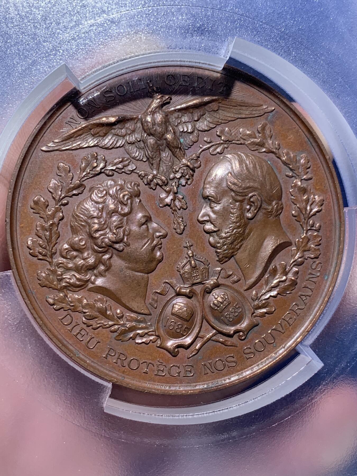 《竞宝斋》第294场- 周日，周一  2场连拍 （全场包邮） PCGS SP62 法国1885年波茨坦难民教会成立200周年高浮雕纪念大铜章 60MM 背后为路易十四与威廉一世  P盒唯一记录相当少见