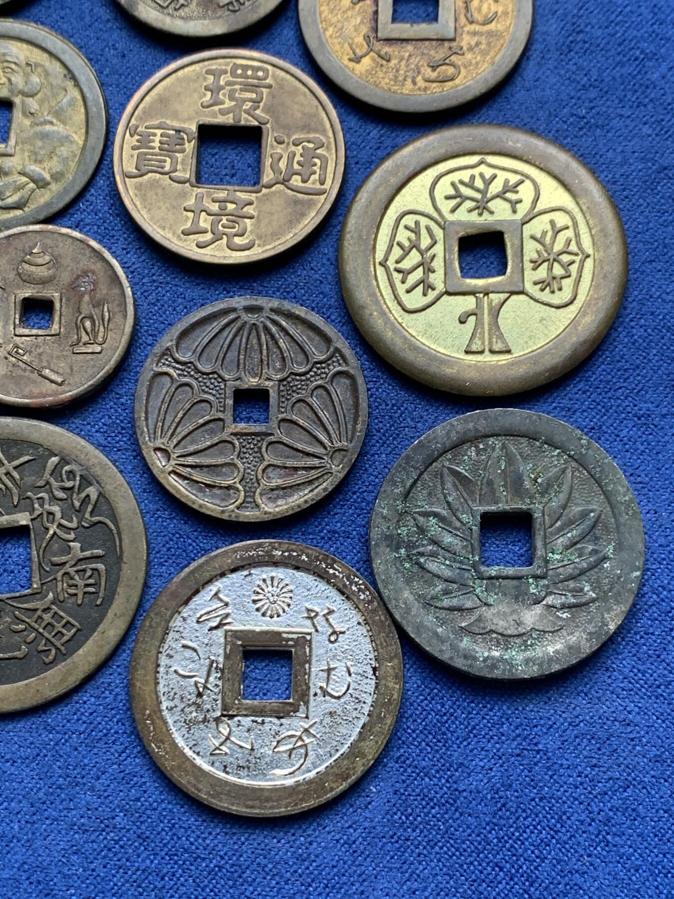 《竞宝斋》第294场- 周日，周一  2场连拍 （全场包邮） 19枚一组 日本机制花钱寺庙祈福钱 个别镀金镀银，带年份，含少见品种！