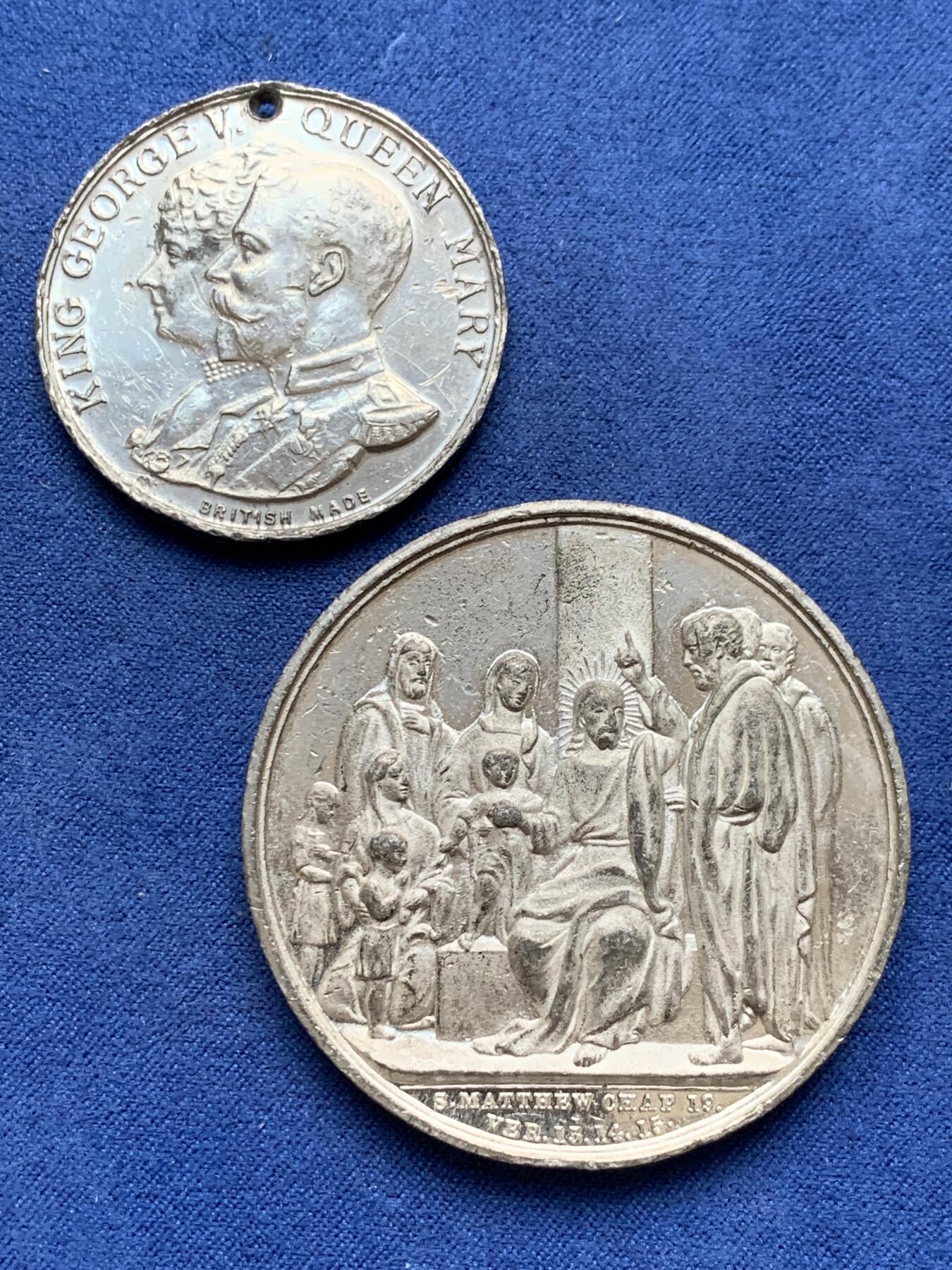 《竞宝斋》第294场- 周日，周一  2场连拍 （全场包邮） 两枚一组 1935乔五+1909宗教纪念章一对 WM金属材质 51.1mm 38.8克 38.5mm19.5克 1935有不平