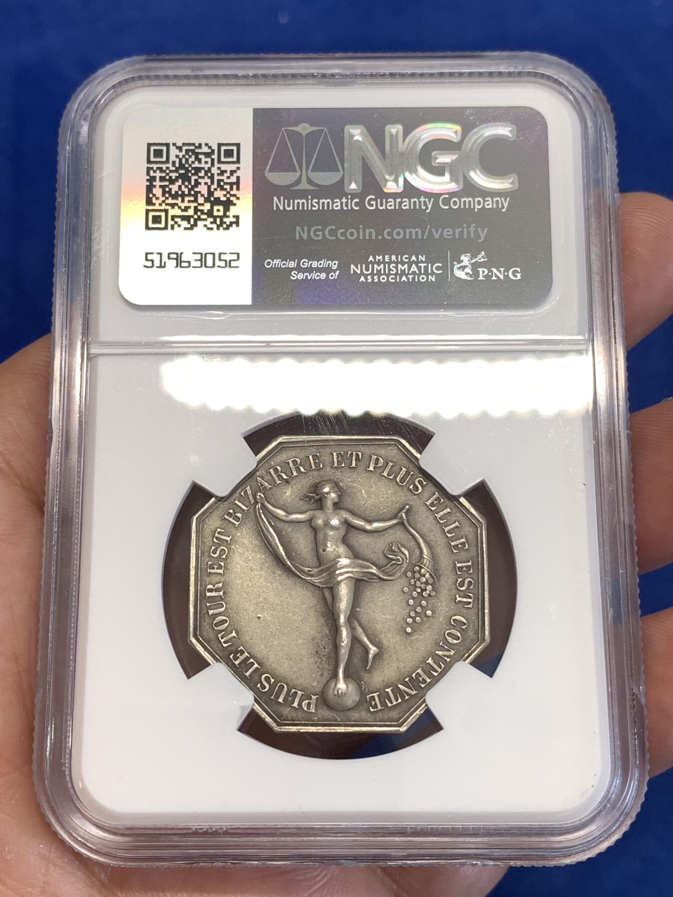 《竞宝斋》第294场- 周日，周一  2场连拍 （全场包邮） NGC MS63 法国双面神系列赌博游戏八角银质代币 铭文：旅程越奇幻，她就越快乐。直径30mm，重13.64克