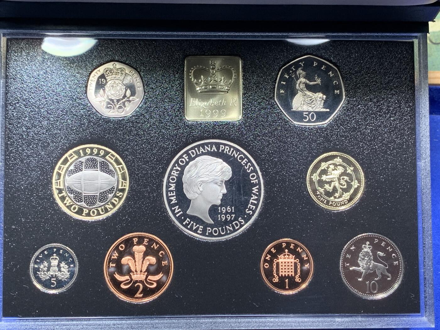 《竞宝斋》第294场- 周日，周一  2场连拍 （全场包邮） 1999 英国官方PS 原盒证 1 2 5镑均为纪念币