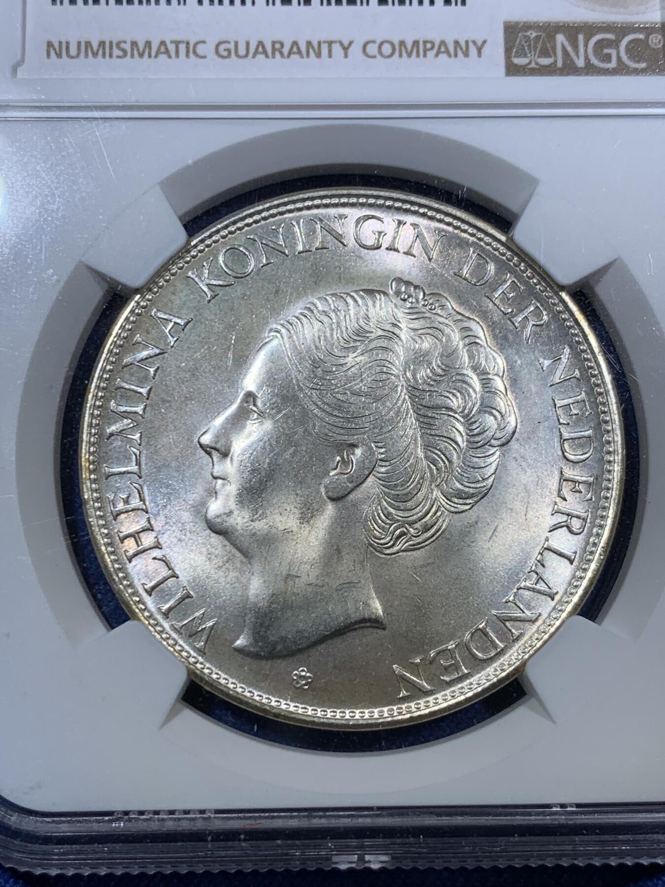 《竞宝斋》第294场- 周日，周一  2场连拍 （全场包邮） NGC MS64 荷属库拉索 1944年2.5盾 威廉敏娜 曝光品相无多余的包浆斑点，适合完美主义