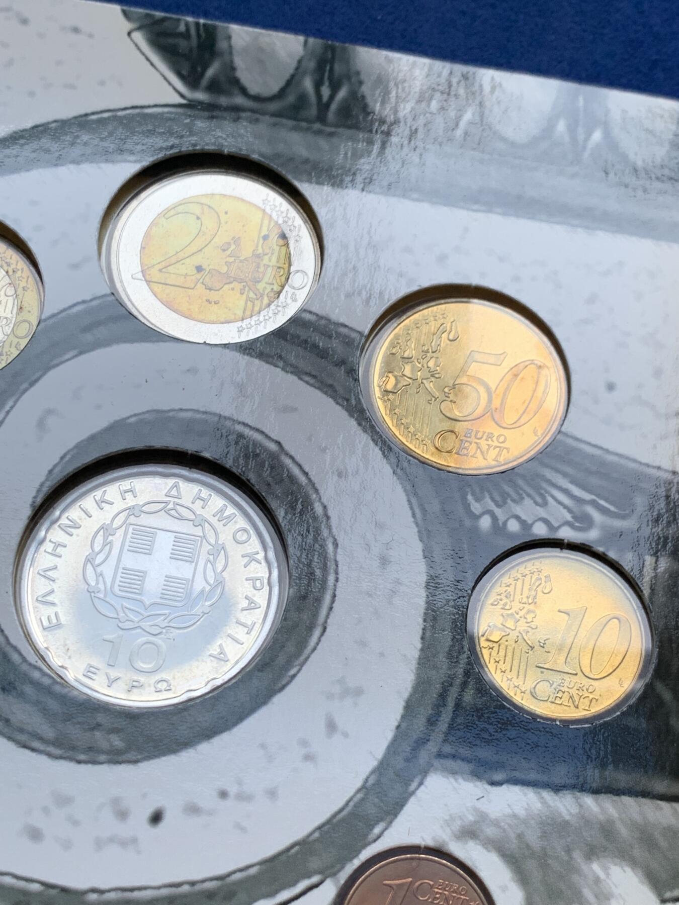 《竞宝斋》第294场- 周日，周一  2场连拍 （全场包邮） 稀少！ 2003 希腊 官方特殊纪念版MS 在普通欧元套币的基础上还多了一枚10欧元银币 纪念2003年希腊作为欧盟轮值主席国 市面首见 国外价极高