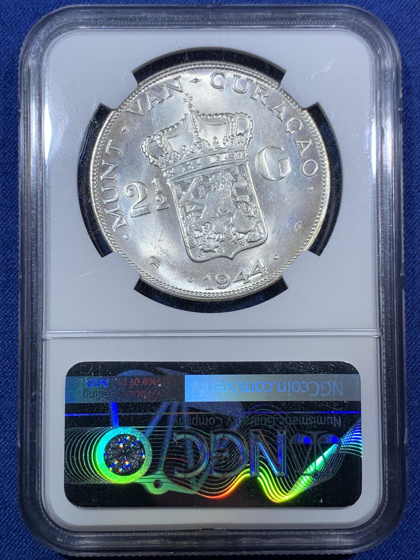 《竞宝斋》第294场- 周日，周一  2场连拍 （全场包邮） NGC MS64 荷属库拉索 1944年2.5盾 威廉敏娜 曝光品相无多余的包浆斑点，适合完美主义