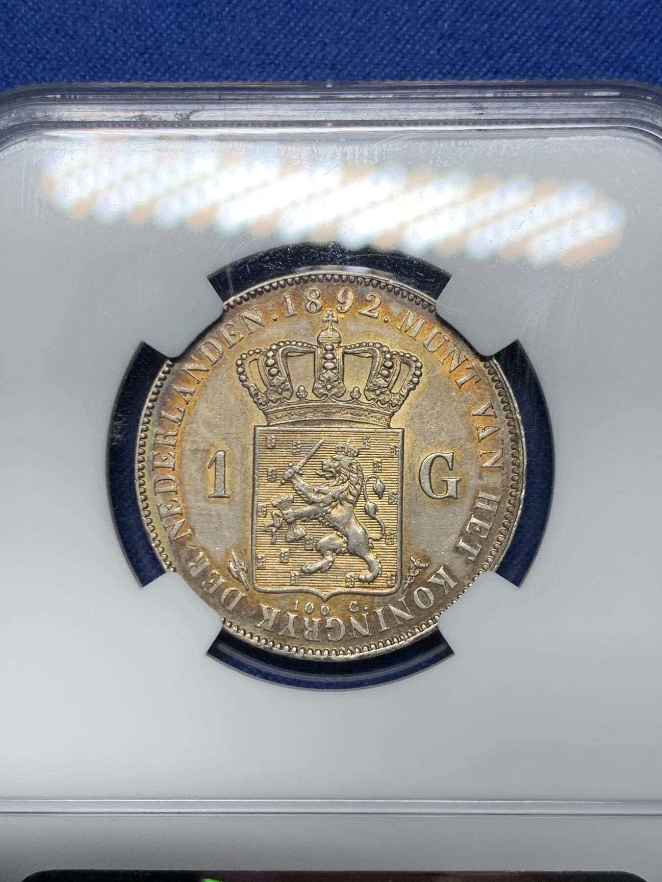 《竞宝斋》第294场- 周日，周一  2场连拍 （全场包邮） NGC AU58 荷兰 1892年 威廉明娜女王1盾银币 正反面五彩包浆 实物很漂亮 略低评