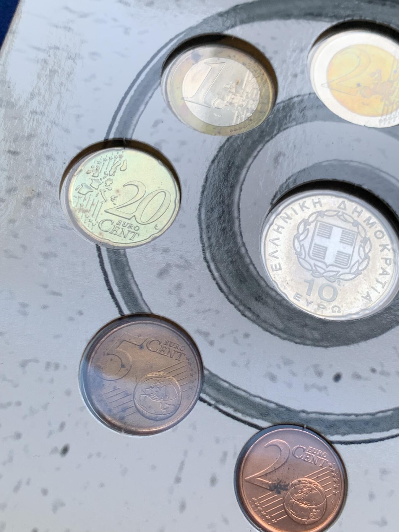 《竞宝斋》第294场- 周日，周一  2场连拍 （全场包邮） 稀少！ 2003 希腊 官方特殊纪念版MS 在普通欧元套币的基础上还多了一枚10欧元银币 纪念2003年希腊作为欧盟轮值主席国 市面首见 国外价极高