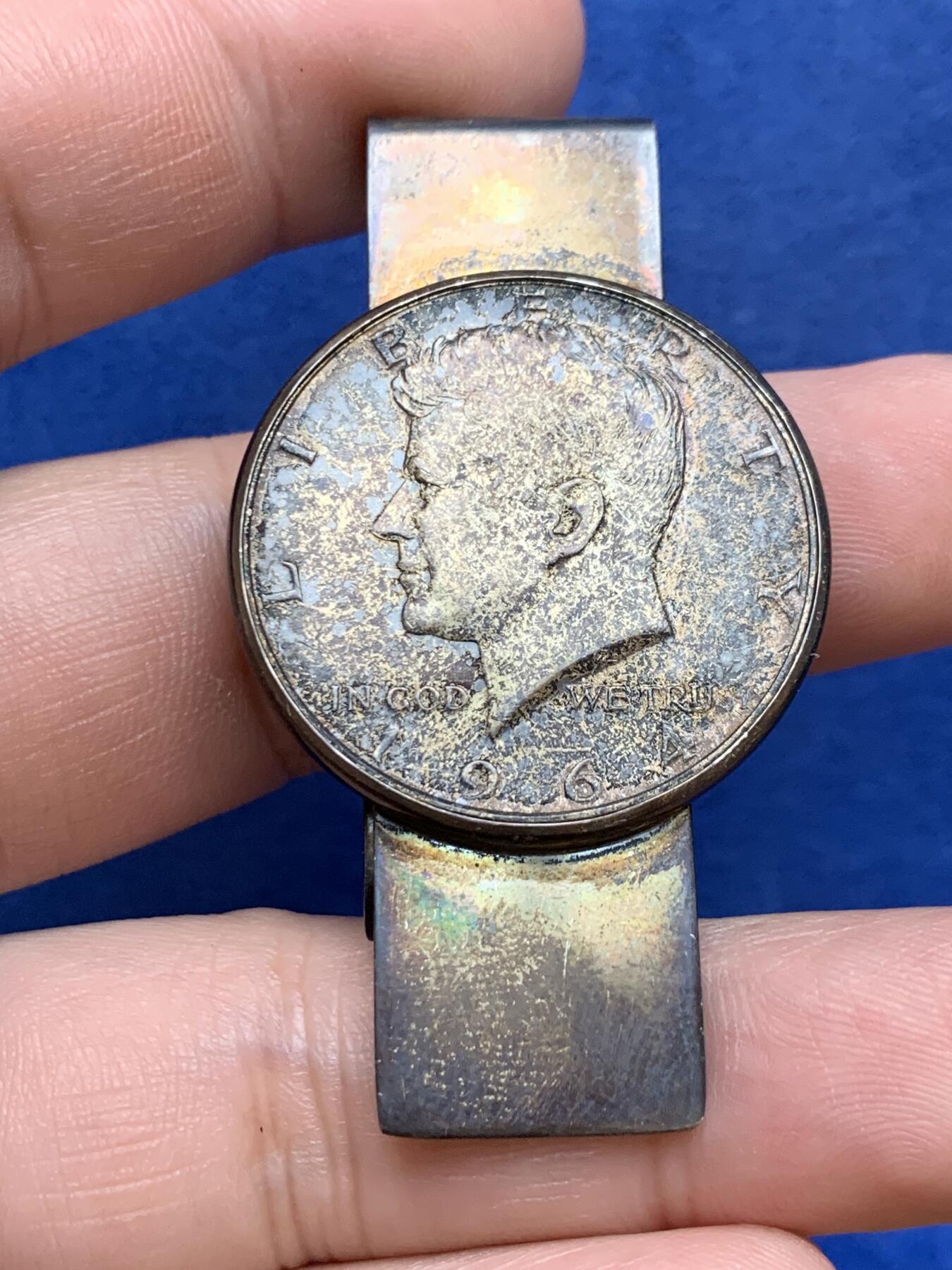 《竞宝斋》第294场- 周日，周一  2场连拍 （全场包邮） 美国肯尼迪1964年高银银币衣夹一枚，重30克！带银标！通体带彩带包浆。