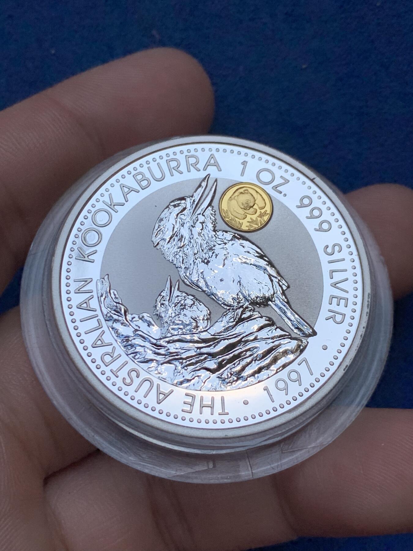 《竞宝斋》第294场- 周日，周一  2场连拍 （全场包邮） 1997年 澳大利亚 1元 翠鸟带黄金熊猫私印 发行数量：15000 银0.999 1盎司 私印是0.5克金 带盒无证