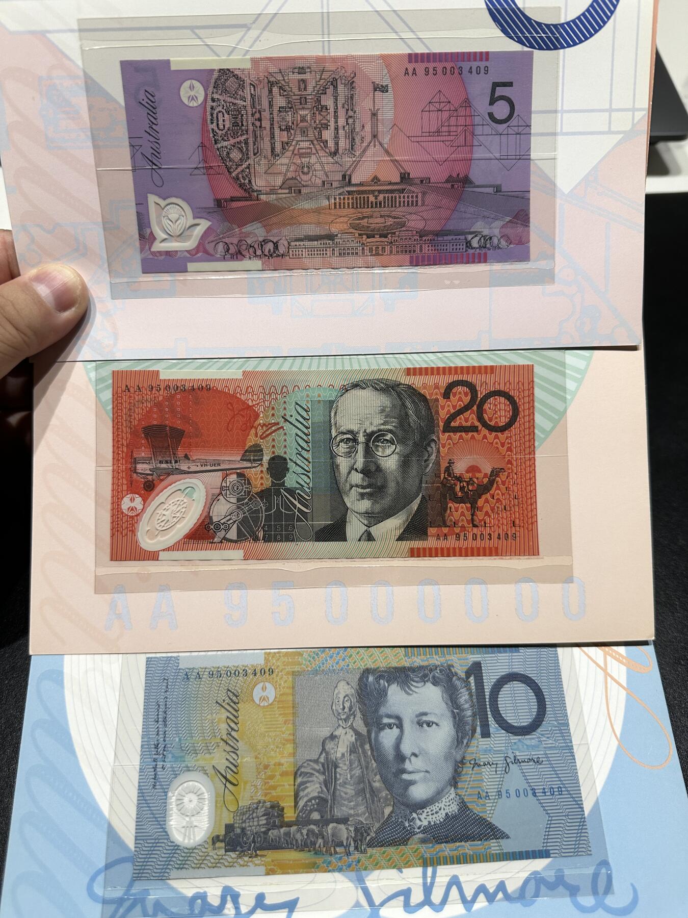 《外钞收藏家》第三百九十八期 1995年澳大利亚5、10、20册子 AA冠 全同号三张一起