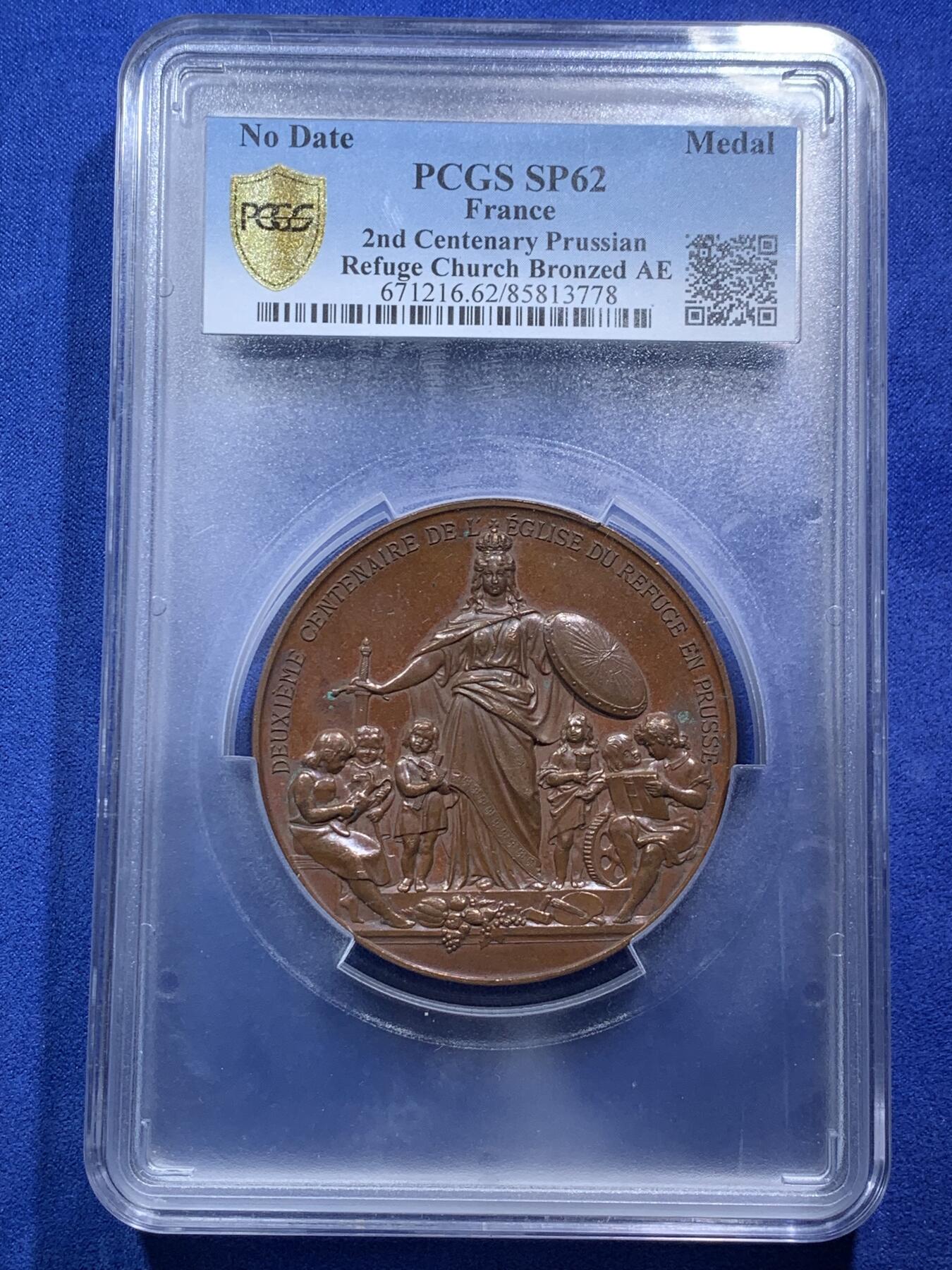 《竞宝斋》第294场- 周日，周一  2场连拍 （全场包邮） PCGS SP62 法国1885年波茨坦难民教会成立200周年高浮雕纪念大铜章 60MM 背后为路易十四与威廉一世  P盒唯一记录相当少见