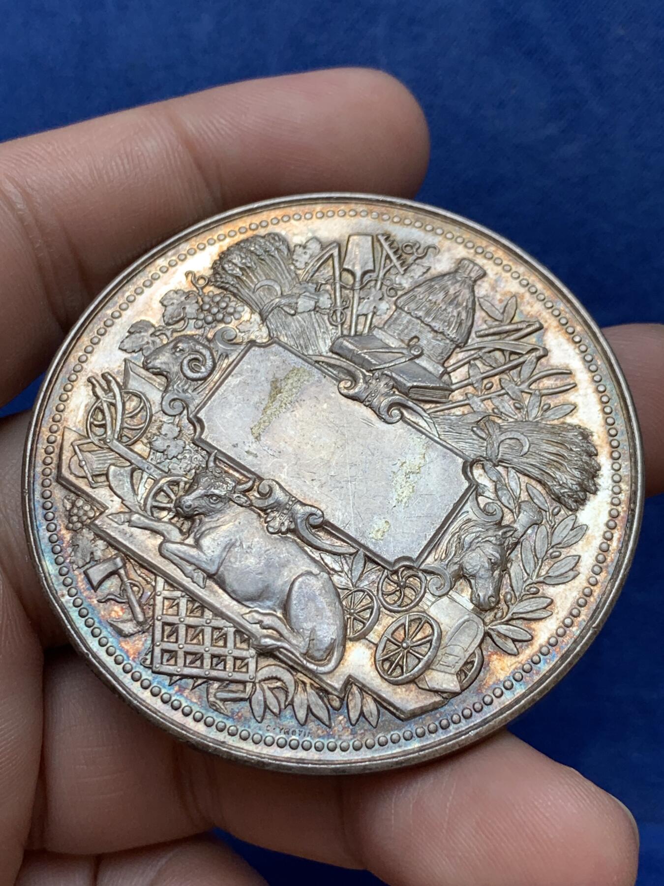 《竞宝斋》第294场- 周日，周一  2场连拍 （全场包邮） 19世纪末法兰西农业协会大银章 直径54mm 重量75克 设计雕刻很精美的一枚