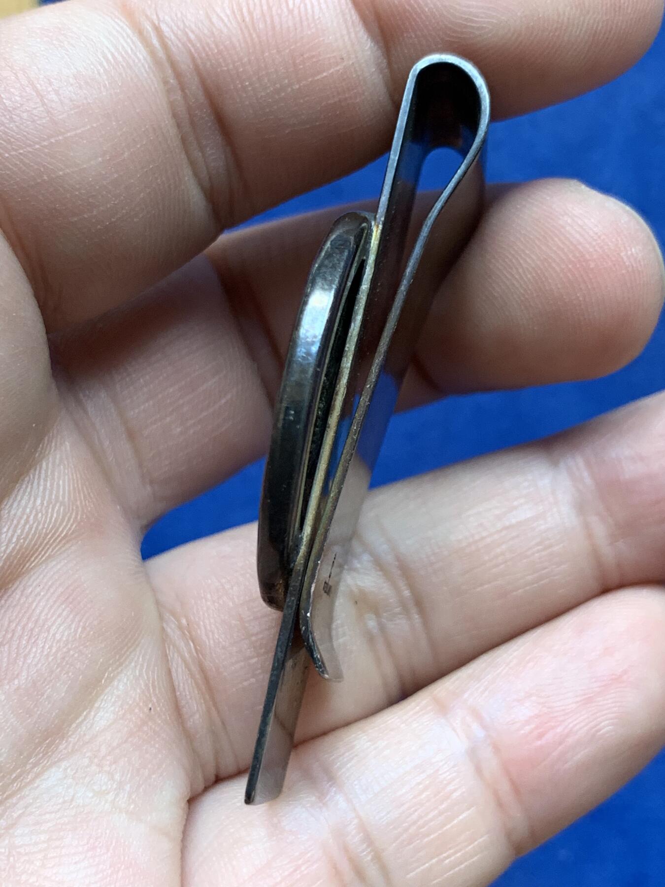 《竞宝斋》第294场- 周日，周一  2场连拍 （全场包邮） 美国肯尼迪1964年高银银币衣夹一枚，重30克！带银标！通体带彩带包浆。