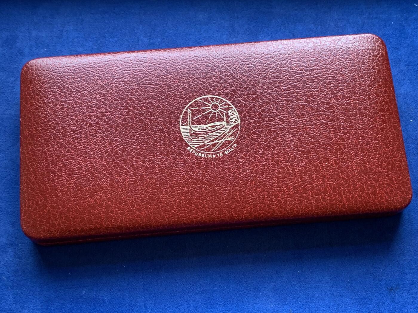 《竞宝斋》第294场- 周日，周一  2场连拍 （全场包邮） 1979 马耳他 精制套币 富兰克林造币厂原封装 保存完好无氧化 这套亮点在于比其他年份多了一枚仅在套币中出现的银质1M主币 光这一枚就要150+