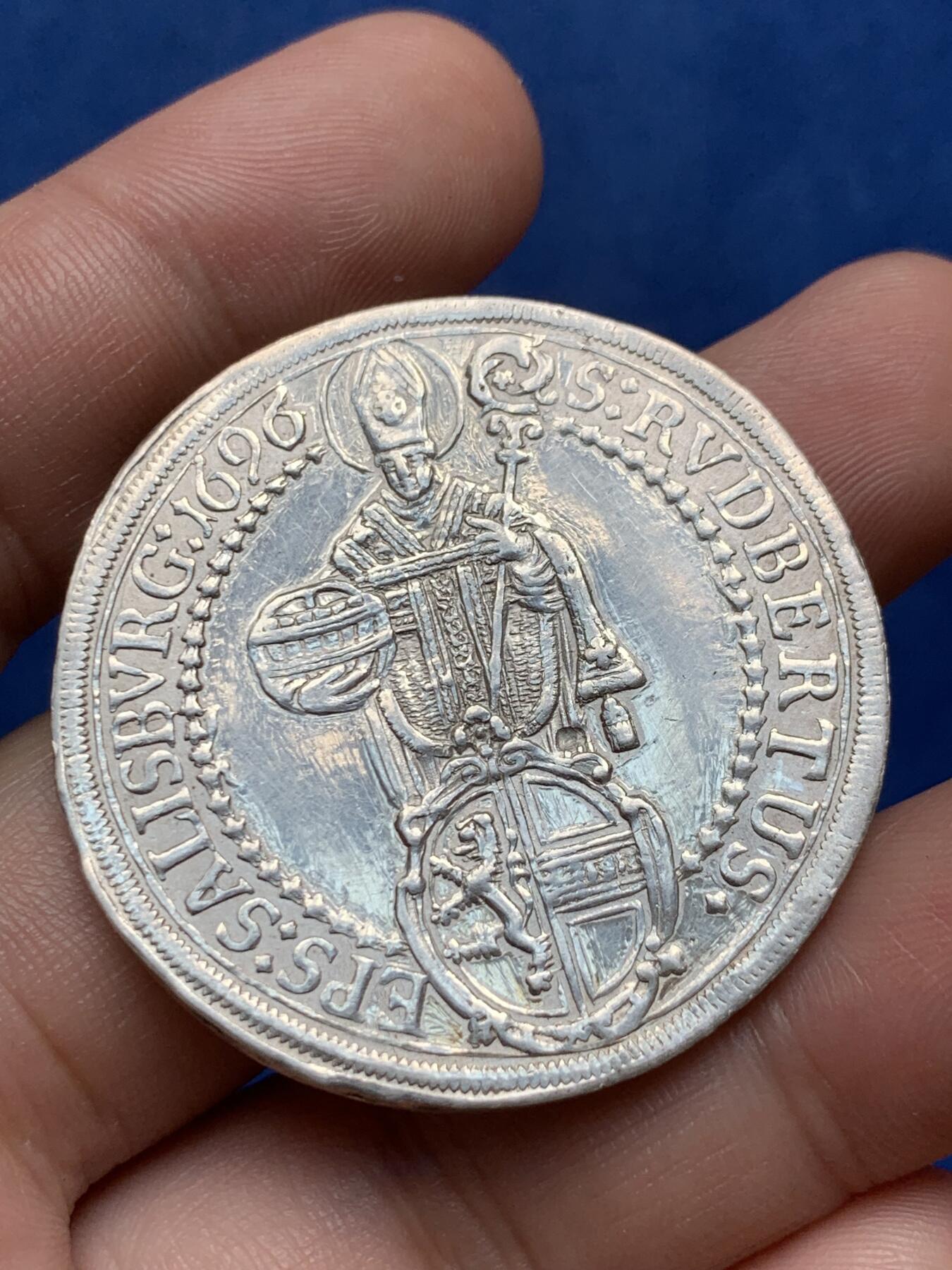 《竞宝斋》第294场- 周日，周一  2场连拍 （全场包邮） 神圣罗马帝国 1696 萨尔茨堡 圣母抱婴泰勒 大银币 细节见图