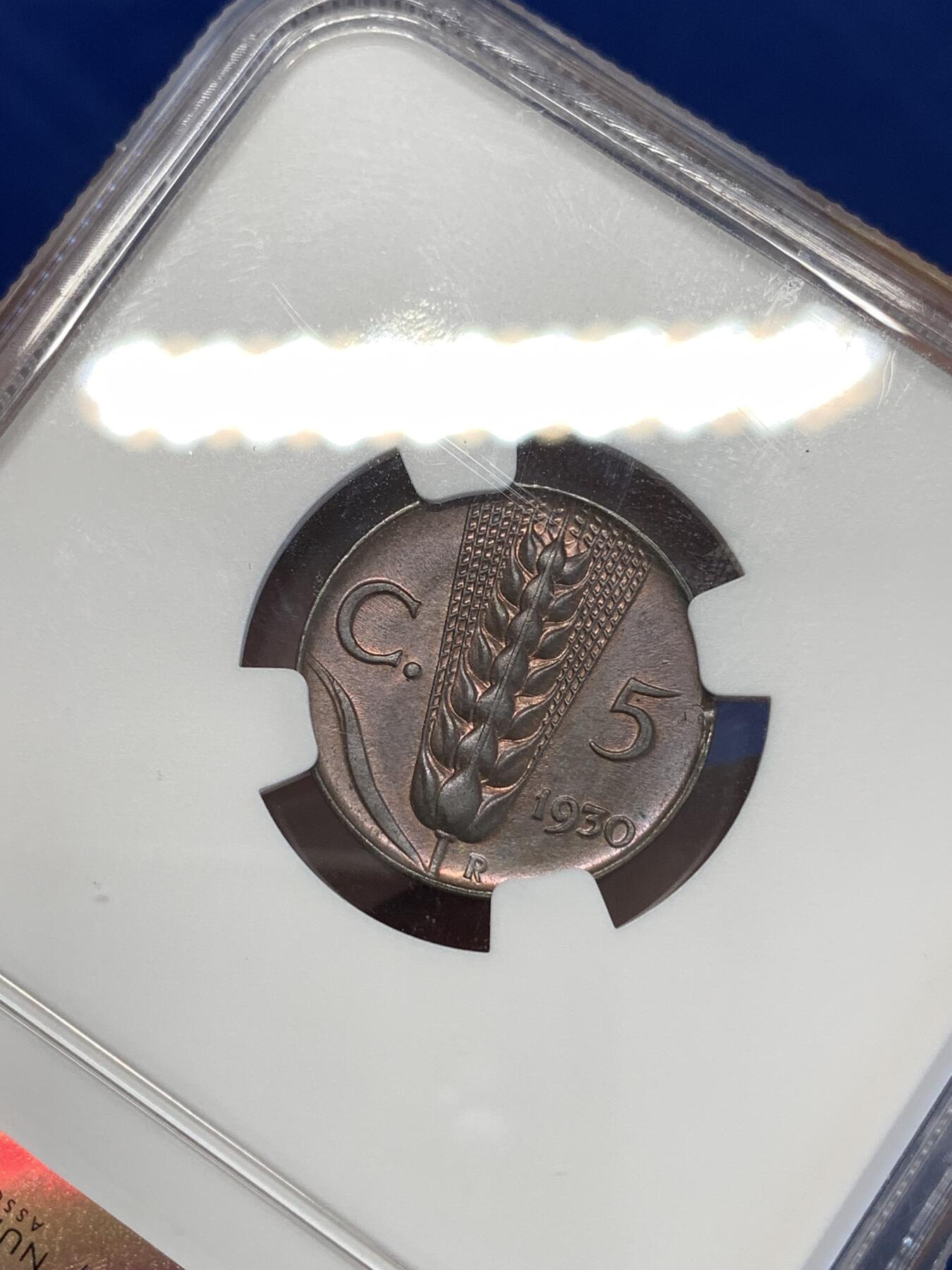 《竞宝斋》第294场- 周日，周一  2场连拍 （全场包邮） NGC MS63BN MINT ERROR! 1930 意大利5分 由于币坯缺陷 导致边缘处多处不规则 这个品种的错币非常少见 两面铜光充沛 铜色非常厚重 喜欢的不要错过！