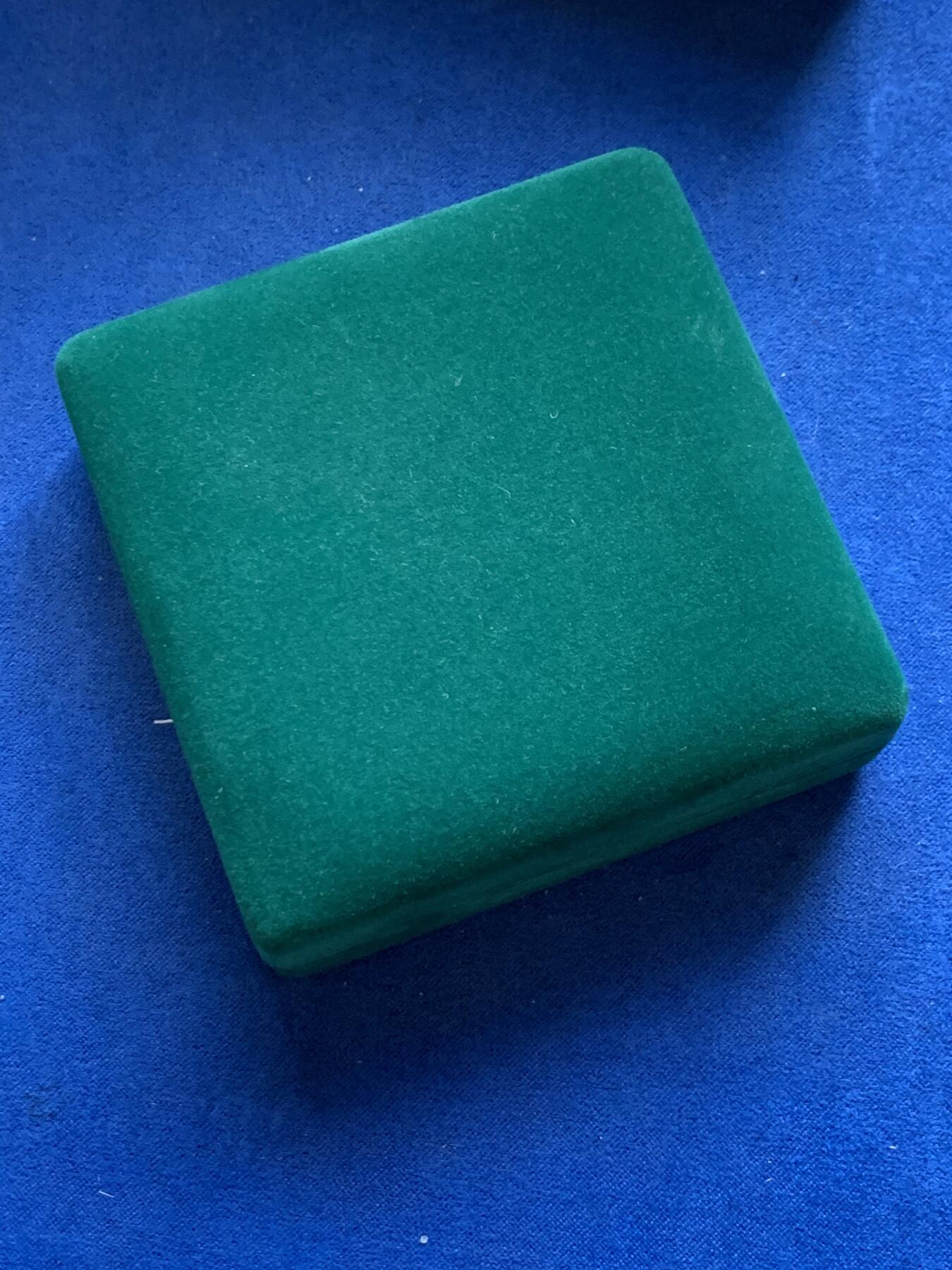 《竞宝斋》第294场- 周日，周一  2场连拍 （全场包邮） 2022年 日本-孟加拉国建交50周年 精制纪念彩色银币 高端绒布盒 盒证外包装齐全 少见品种 过往拍卖价格都很高