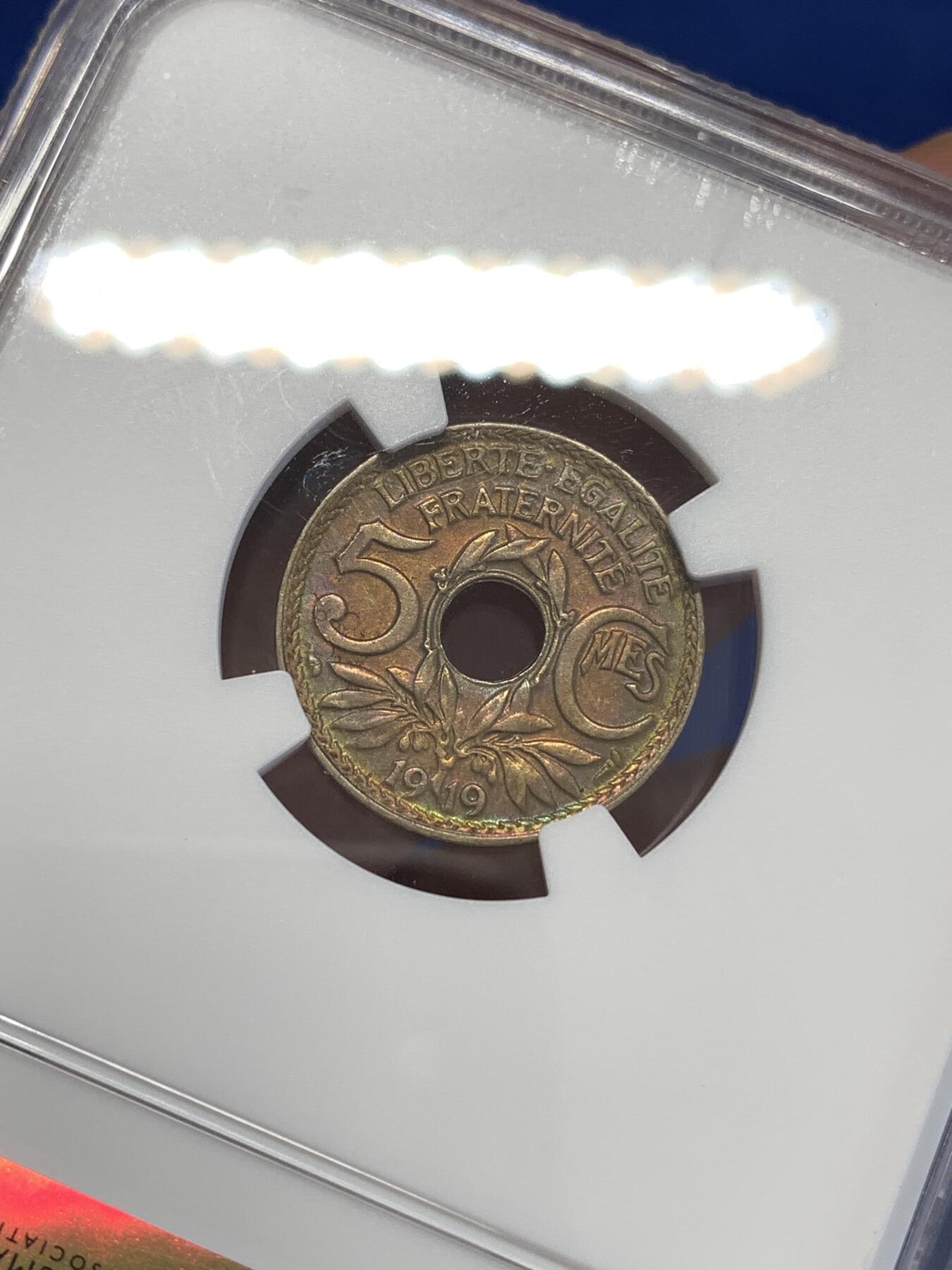 《竞宝斋》第294场- 周日，周一  2场连拍 （全场包邮） NGC AU58 法国1919年5分中孔镍币 深红色包浆炫彩