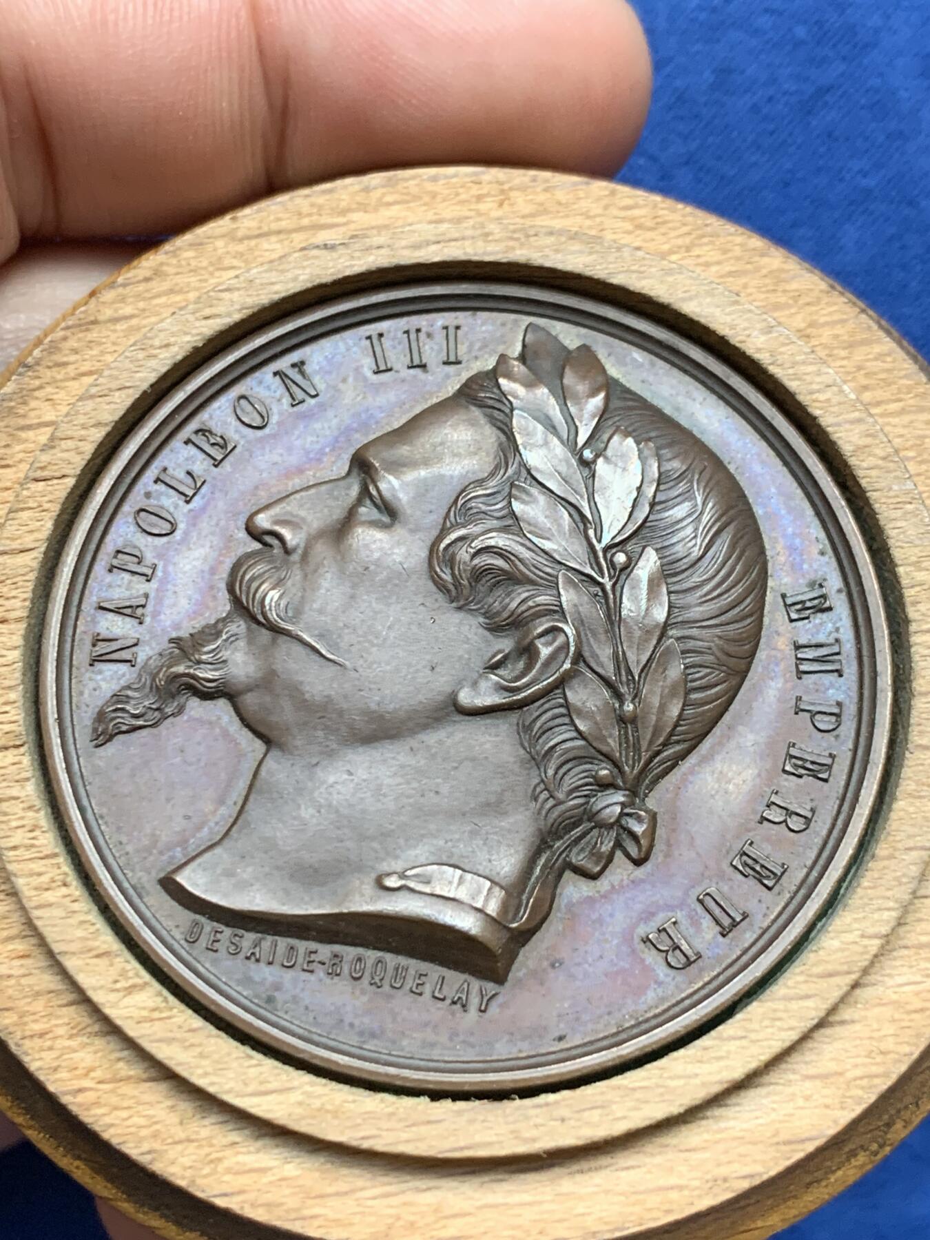 《竞宝斋》第294场- 周日，周一  2场连拍 （全场包邮） 1863年法兰西第二帝国拿破仑三世铜章 帆船比赛奖章 木质原盒 原汁原味的品相 直径45.5mm 重量43.2克