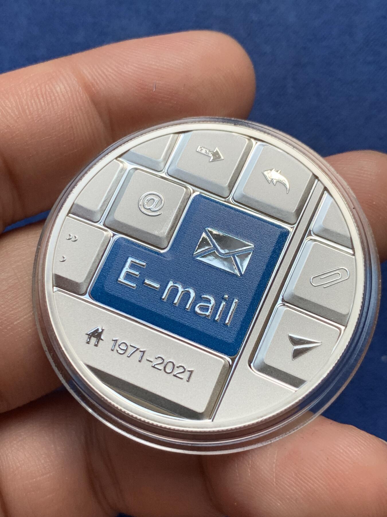 《竞宝斋》第294场- 周日，周一  2场连拍 （全场包邮） 纽埃2021年电子邮件50周年2元纪念银币 一盎司999银 发行量仅500枚 币面回车键的设计富有新意