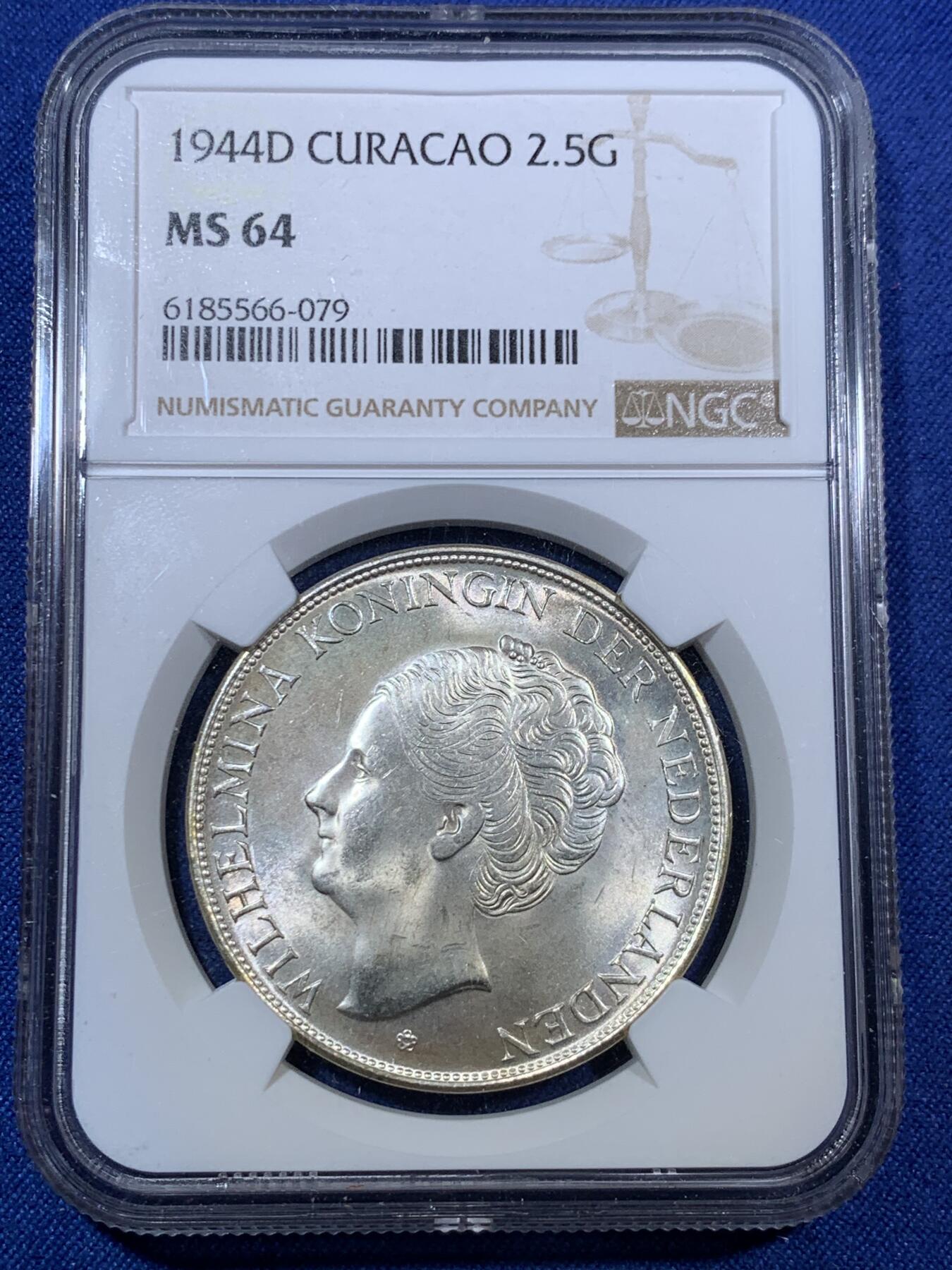 《竞宝斋》第294场- 周日，周一  2场连拍 （全场包邮） NGC MS64 荷属库拉索 1944年2.5盾 威廉敏娜 曝光品相无多余的包浆斑点，适合完美主义