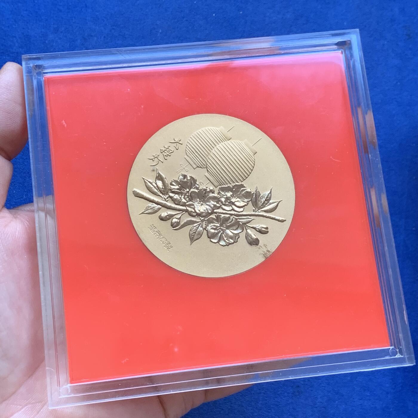 《竞宝斋》第294场- 周日，周一  2场连拍 （全场包邮） 日本樱花大道大铜章8枚一组 这一系列的铜章浮雕感极强 设计精巧 手感厚重 并且都是围绕樱花主题 富有特色单枚约 54.7mm 91.3克