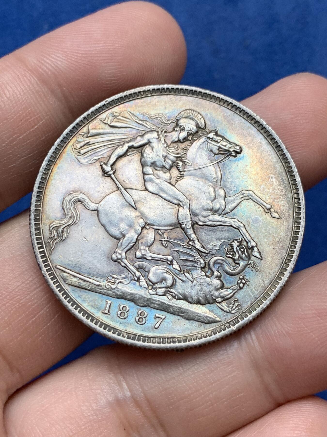 《竞宝斋》第294场- 周日，周一  2场连拍 （全场包邮） 英国 1887 维多利亚 高冠版 马剑大银币 包浆不错 细节见图