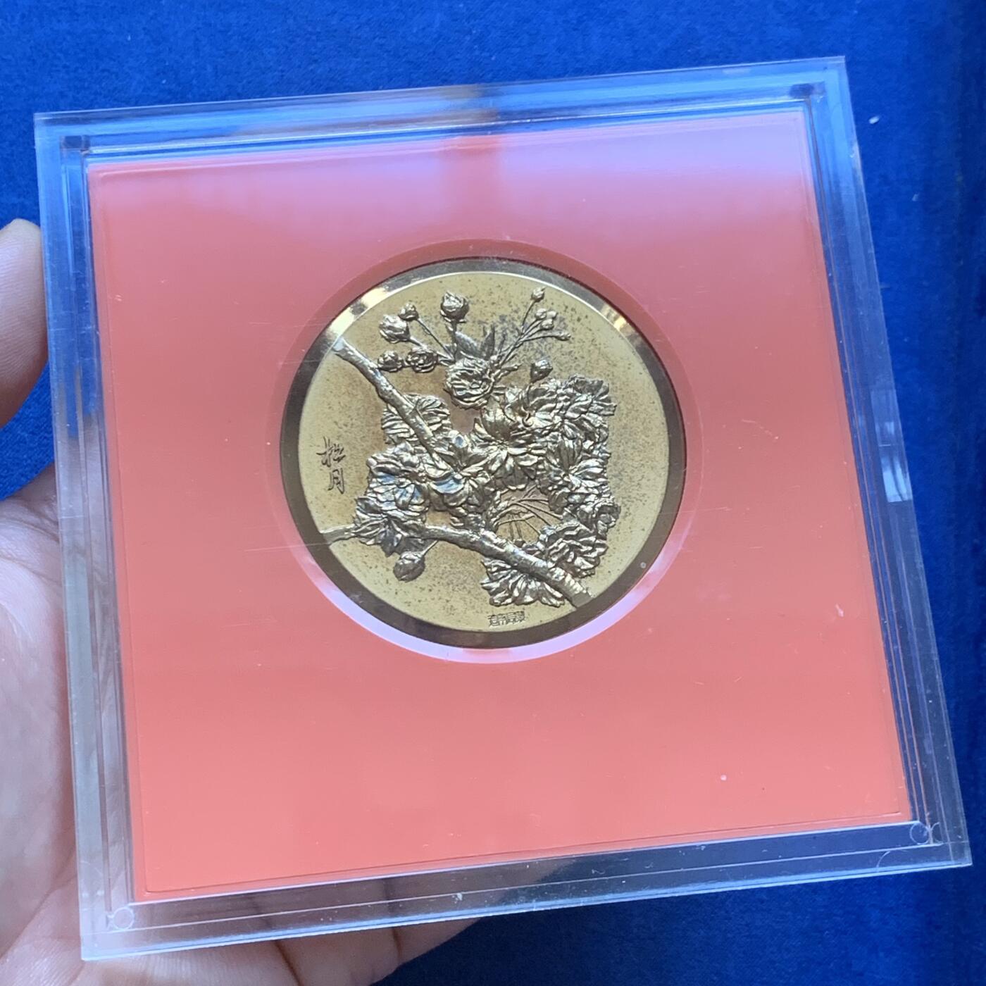 《竞宝斋》第294场- 周日，周一  2场连拍 （全场包邮） 日本樱花大道大铜章8枚一组 这一系列的铜章浮雕感极强 设计精巧 手感厚重 并且都是围绕樱花主题 富有特色单枚约 54.7mm 91.3克