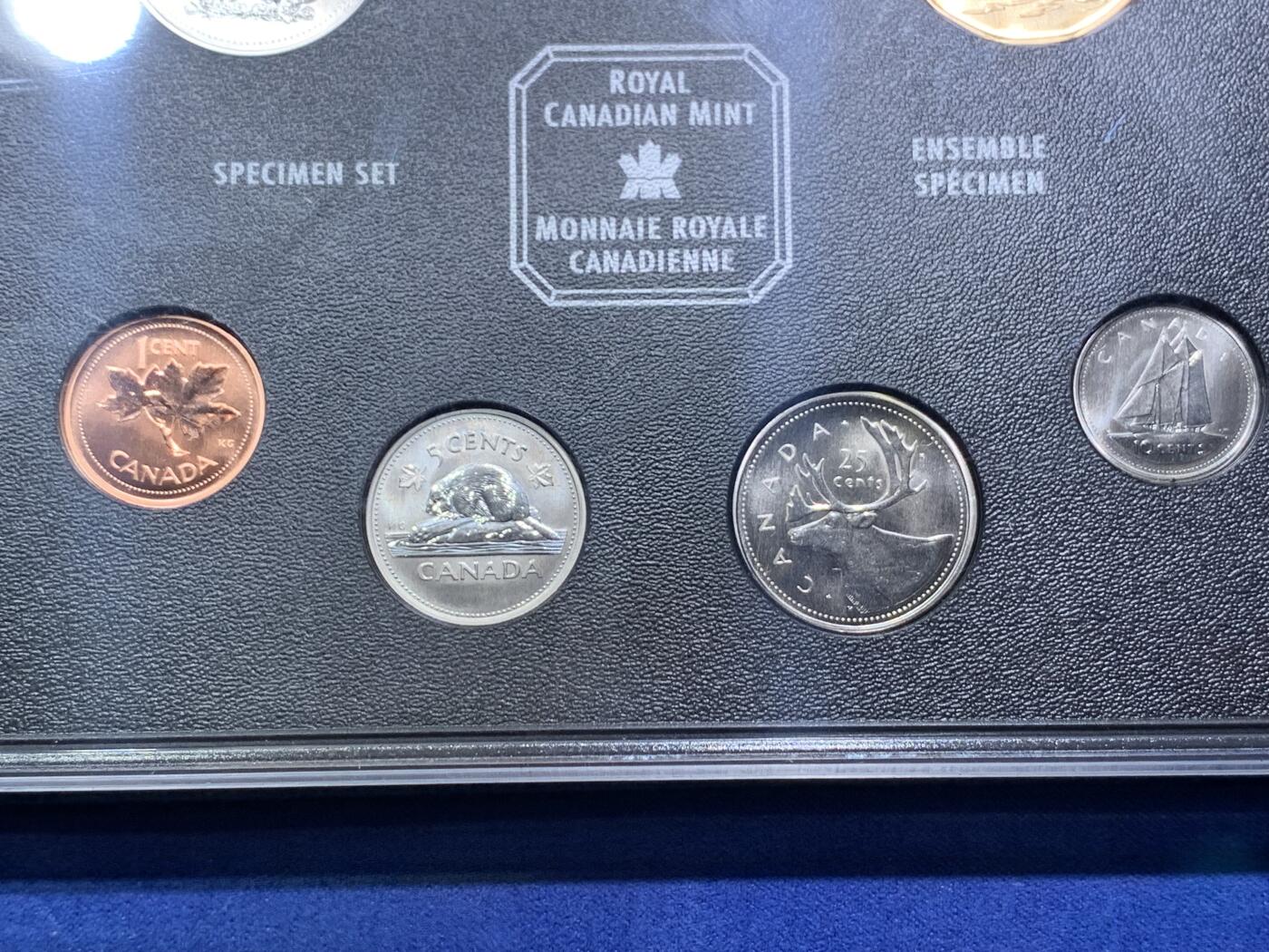 《竞宝斋》第294场- 周日，周一  2场连拍 （全场包邮） 2002 加拿大 特殊样币套装 这一套和普通的MS完全不同 采用的是反精制reverse proof工艺 图案都是加拿大有代表性的动物 送评都会写SP 非常少见