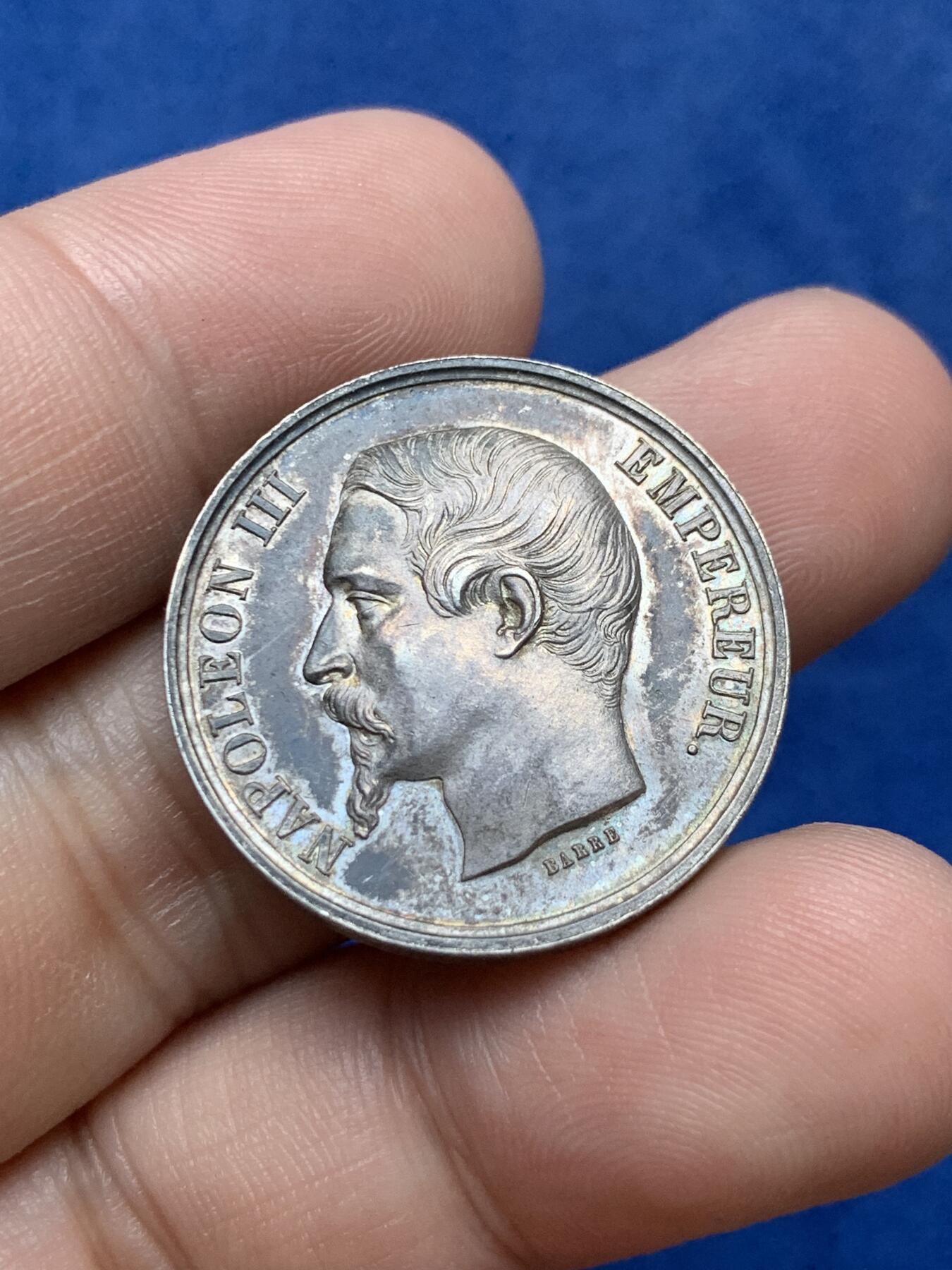 《竞宝斋》第294场- 周日，周一  2场连拍 （全场包邮） 法国古典银章【拿破仑三世荣誉奖】大师BARRE作品，实物精美绝伦，背面更是叹为观止。首见品。12点方向有孔。1856手指边铭，直径27mm、重11.54克