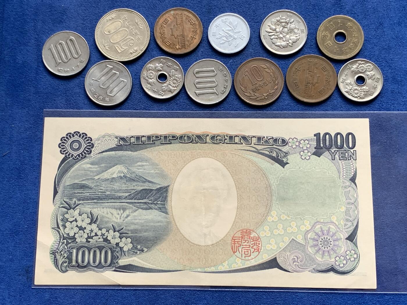 《竞宝斋》第294场- 周日，周一  2场连拍 （全场包邮） 日本旧版1000日元纸币一张+硬币12枚 均为流通品相