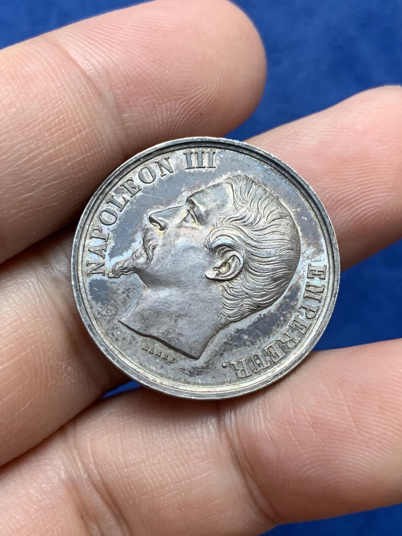 《竞宝斋》第294场- 周日，周一  2场连拍 （全场包邮） 法国古典银章【拿破仑三世荣誉奖】大师BARRE作品，实物精美绝伦，背面更是叹为观止。首见品。12点方向有孔。1856手指边铭，直径27mm、重11.54克