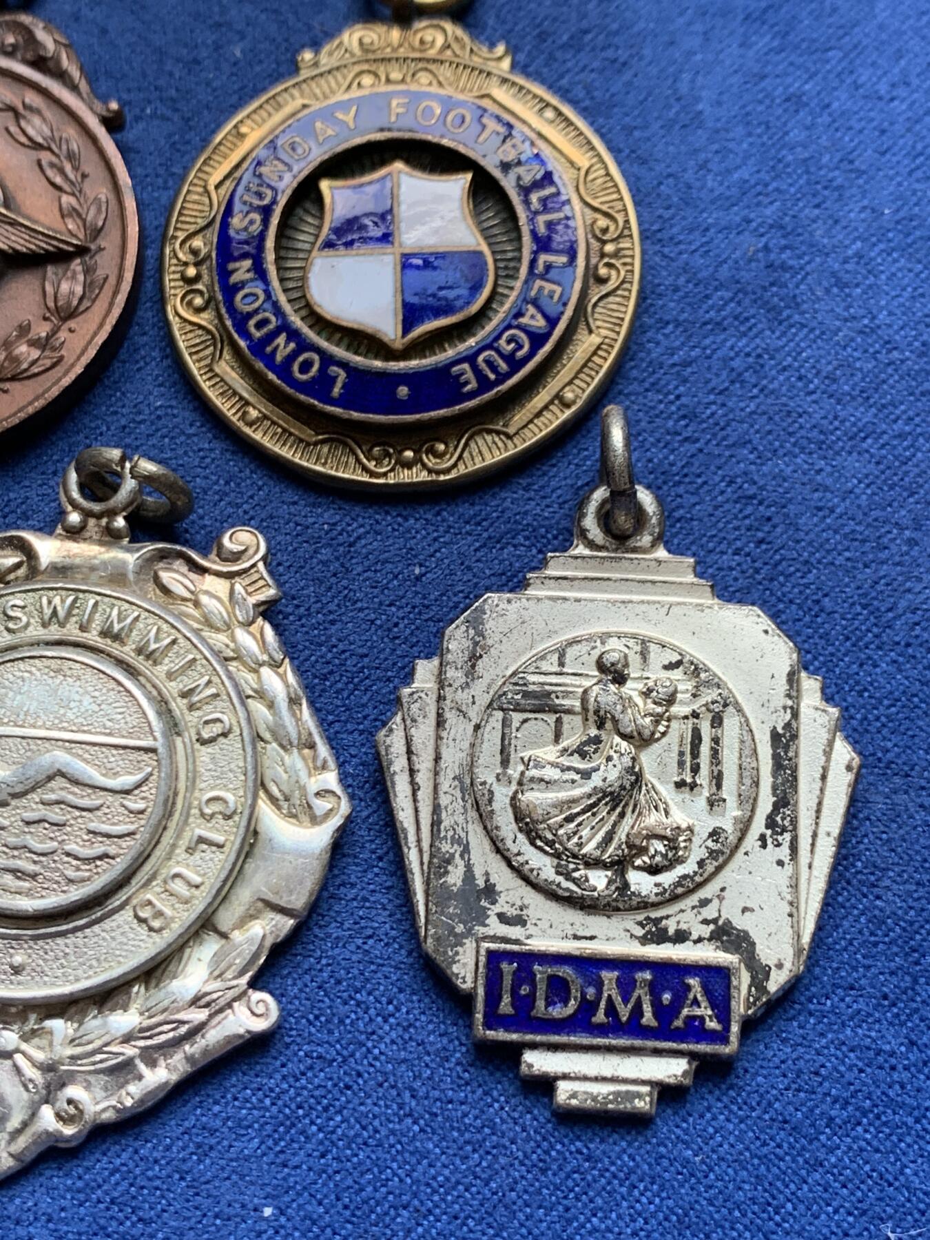 《竞宝斋》第294场- 周日，周一  2场连拍 （全场包邮） 外国纪念章一组 细节见图