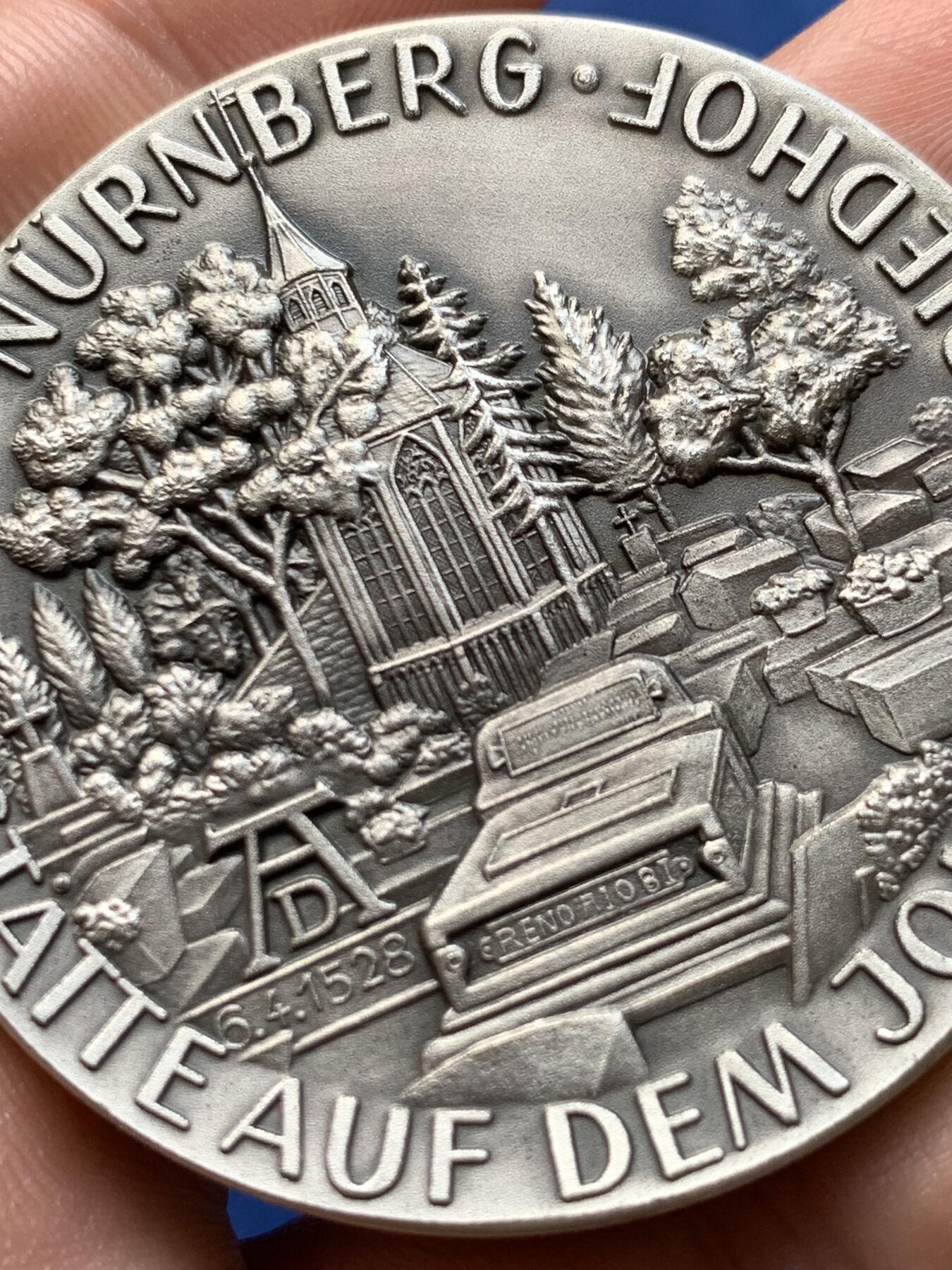 《竞宝斋》第294场- 周日，周一  2场连拍 （全场包邮） 1978年德国艺术家，阿尔布雷特•丟勒（Albrecht Direr，1471年一1528年），逝世450周年银章，他生于纽伦堡，是德国著名画家、版画家及木版画设计家。直径49.5mm；纯银；重60,65克。主要作品有《启示录》《基督大难》《小受难》《祈祷之手》《男人浴室》《海》《浪荡子》《伟大的命运》《亚当与夏娃》和《骑士、死神与魔鬼》等