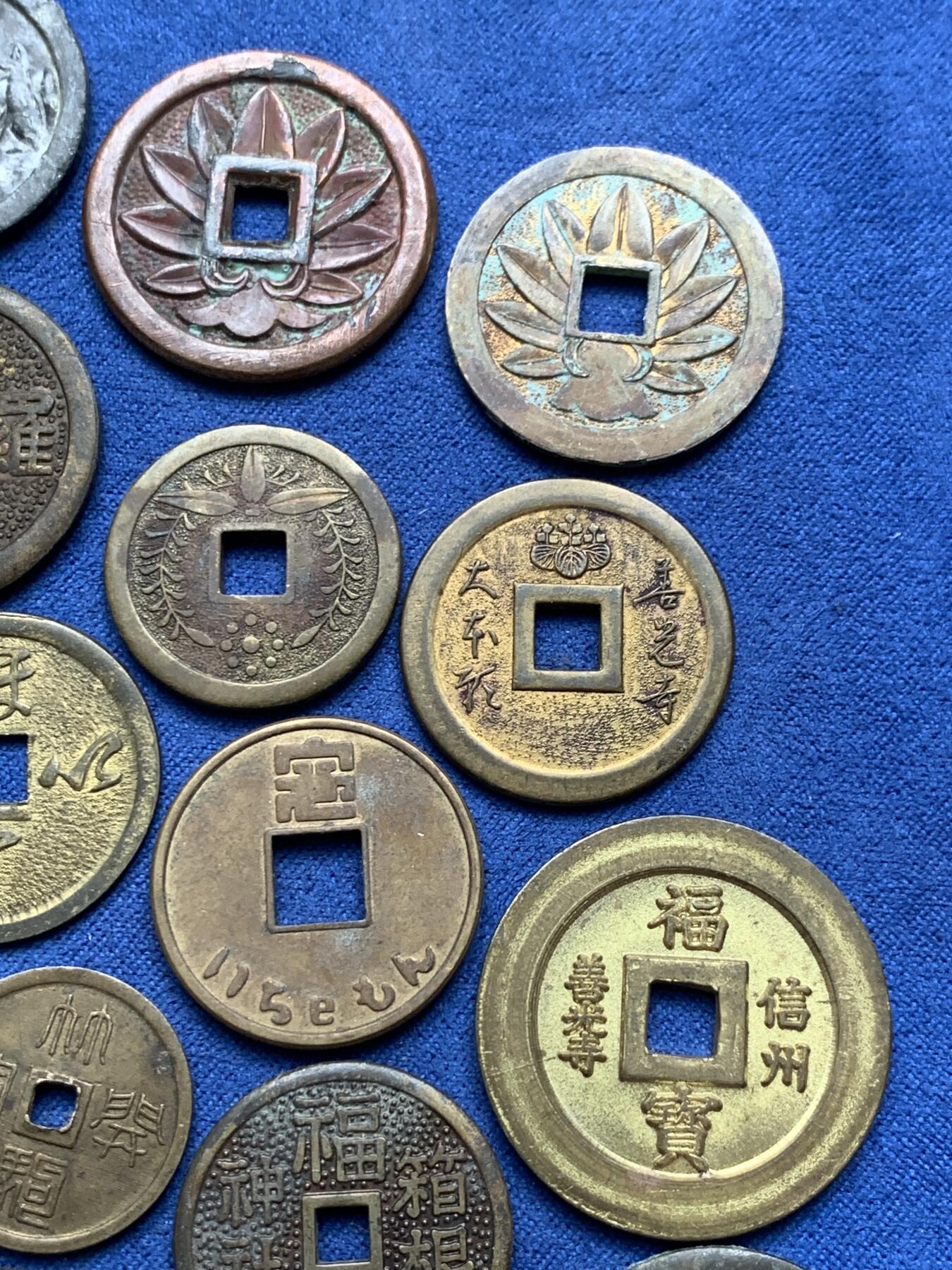 《竞宝斋》第294场- 周日，周一  2场连拍 （全场包邮） 19枚一组 日本机制花钱寺庙祈福钱 个别镀金镀银，带年份，含少见品种！