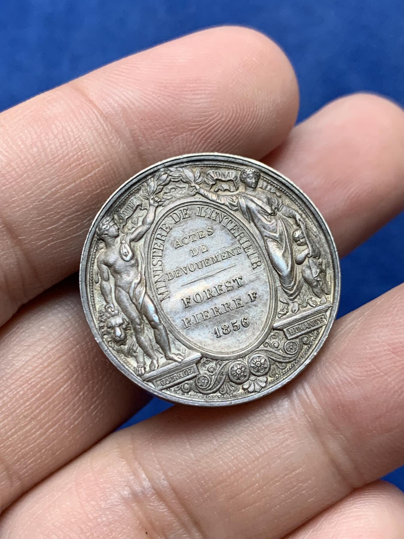 《竞宝斋》第294场- 周日，周一  2场连拍 （全场包邮） 法国古典银章【拿破仑三世荣誉奖】大师BARRE作品，实物精美绝伦，背面更是叹为观止。首见品。12点方向有孔。1856手指边铭，直径27mm、重11.54克