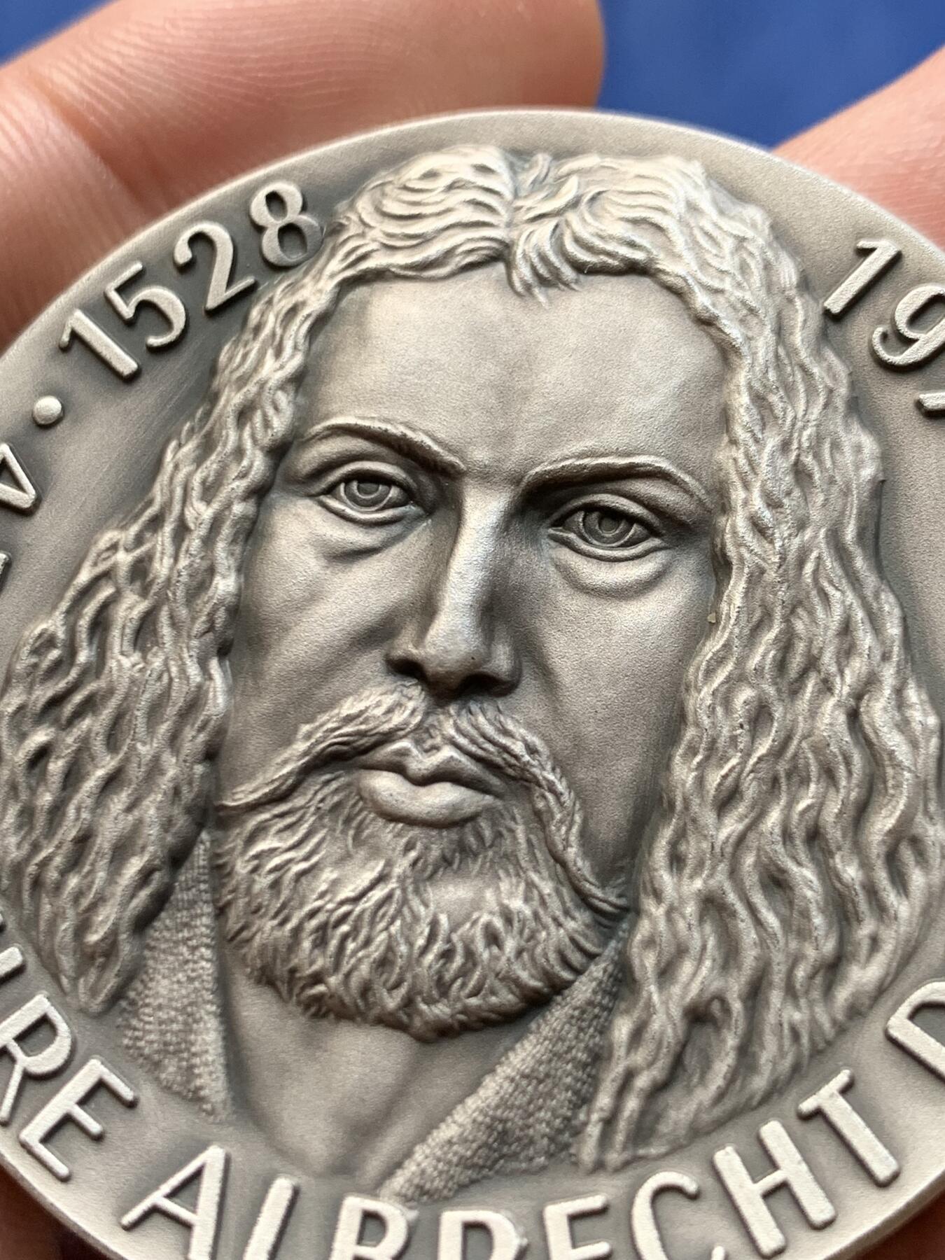 《竞宝斋》第294场- 周日，周一  2场连拍 （全场包邮） 1978年德国艺术家，阿尔布雷特•丟勒（Albrecht Direr，1471年一1528年），逝世450周年银章，他生于纽伦堡，是德国著名画家、版画家及木版画设计家。直径49.5mm；纯银；重60,65克。主要作品有《启示录》《基督大难》《小受难》《祈祷之手》《男人浴室》《海》《浪荡子》《伟大的命运》《亚当与夏娃》和《骑士、死神与魔鬼》等