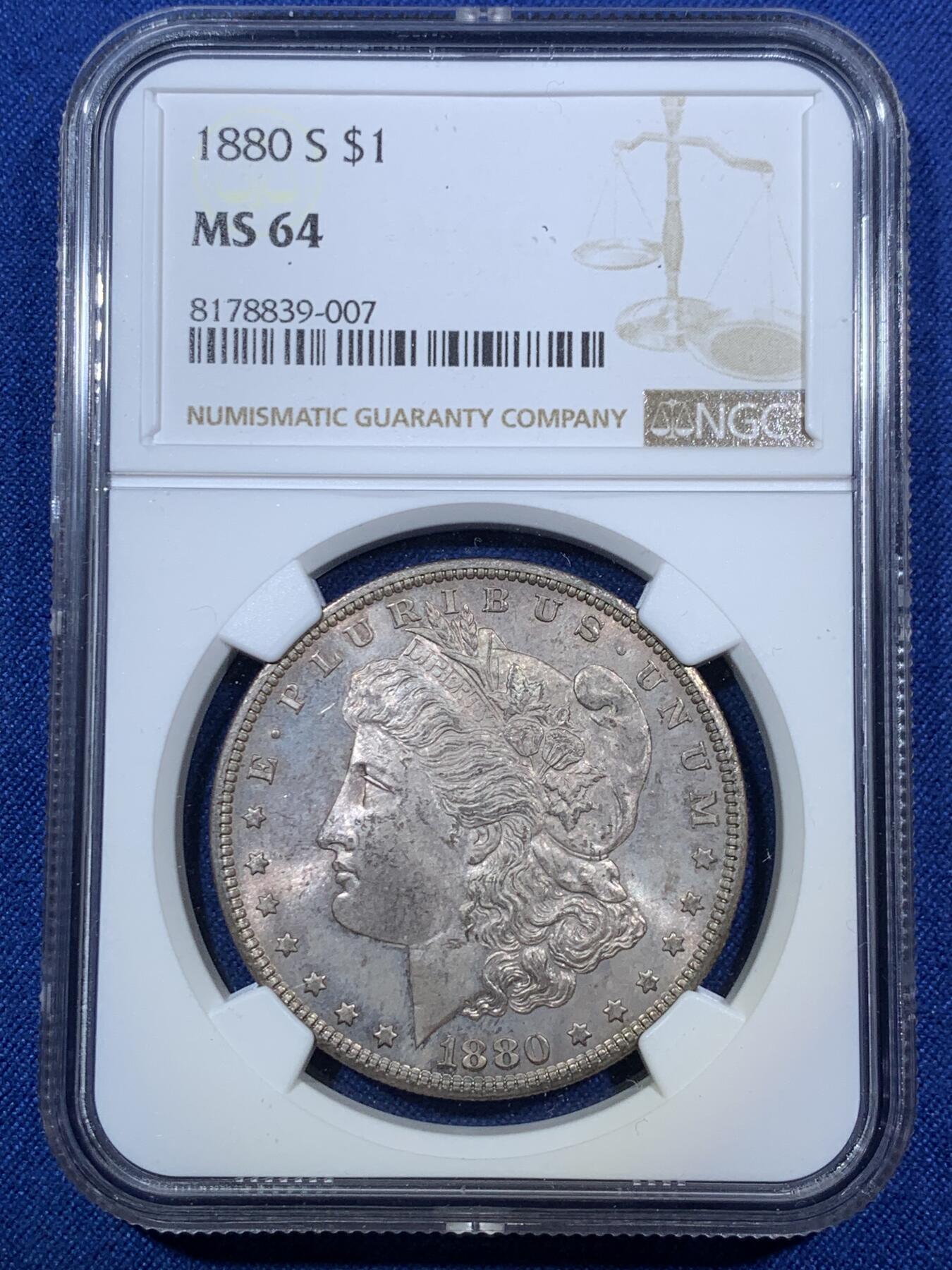 《竞宝斋》第294场- 周日，周一  2场连拍 （全场包邮） NGC MS64 美国1880-S 摩根1美元银币 一颗到位的1880年摩根，该特有的镜面底板，配合正面五彩包浆非常亮眼，尤其是背面带有一抹绚丽彩虹，摩根标准器，错过要后悔的状态。