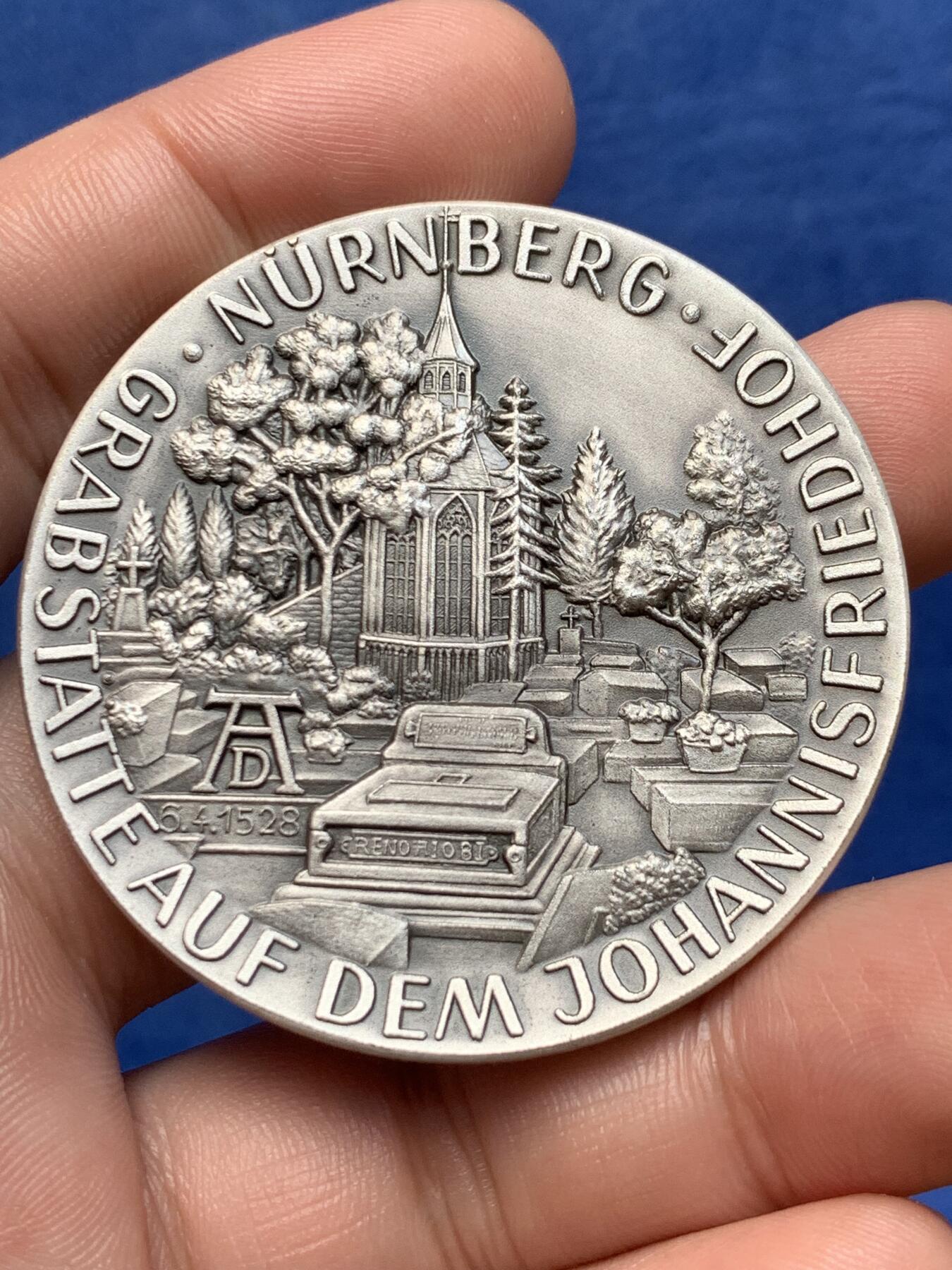 《竞宝斋》第294场- 周日，周一  2场连拍 （全场包邮） 1978年德国艺术家，阿尔布雷特•丟勒（Albrecht Direr，1471年一1528年），逝世450周年银章，他生于纽伦堡，是德国著名画家、版画家及木版画设计家。直径49.5mm；纯银；重60,65克。主要作品有《启示录》《基督大难》《小受难》《祈祷之手》《男人浴室》《海》《浪荡子》《伟大的命运》《亚当与夏娃》和《骑士、死神与魔鬼》等