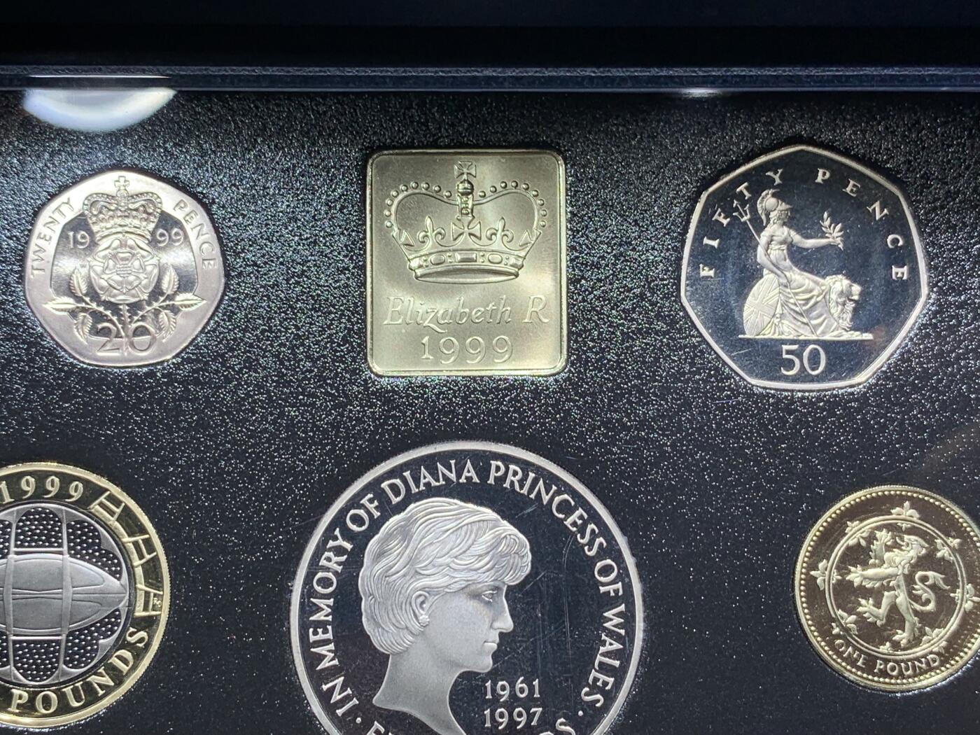 《竞宝斋》第294场- 周日，周一  2场连拍 （全场包邮） 1999 英国官方PS 原盒证 1 2 5镑均为纪念币