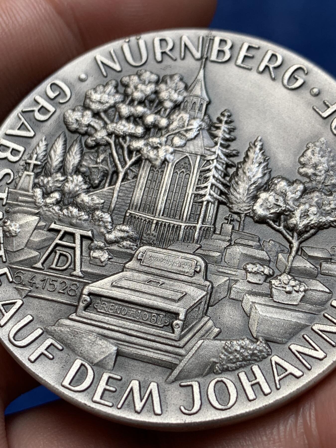 《竞宝斋》第294场- 周日，周一  2场连拍 （全场包邮） 1978年德国艺术家，阿尔布雷特•丟勒（Albrecht Direr，1471年一1528年），逝世450周年银章，他生于纽伦堡，是德国著名画家、版画家及木版画设计家。直径49.5mm；纯银；重60,65克。主要作品有《启示录》《基督大难》《小受难》《祈祷之手》《男人浴室》《海》《浪荡子》《伟大的命运》《亚当与夏娃》和《骑士、死神与魔鬼》等