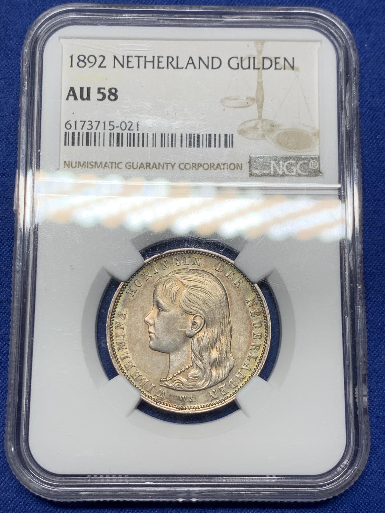 《竞宝斋》第294场- 周日，周一  2场连拍 （全场包邮） NGC AU58 荷兰 1892年 威廉明娜女王1盾银币 正反面五彩包浆 实物很漂亮 略低评