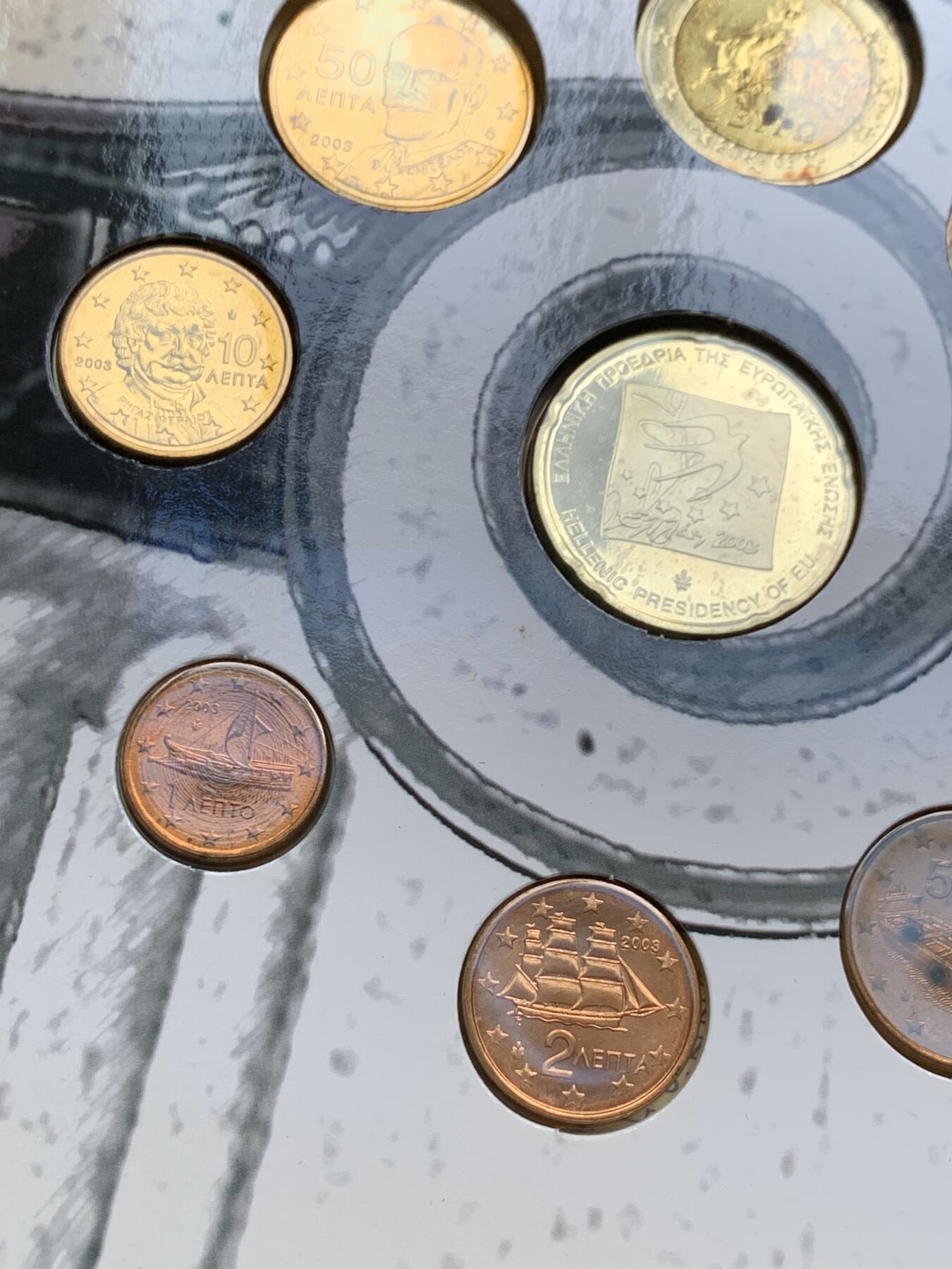 《竞宝斋》第294场- 周日，周一  2场连拍 （全场包邮） 稀少！ 2003 希腊 官方特殊纪念版MS 在普通欧元套币的基础上还多了一枚10欧元银币 纪念2003年希腊作为欧盟轮值主席国 市面首见 国外价极高