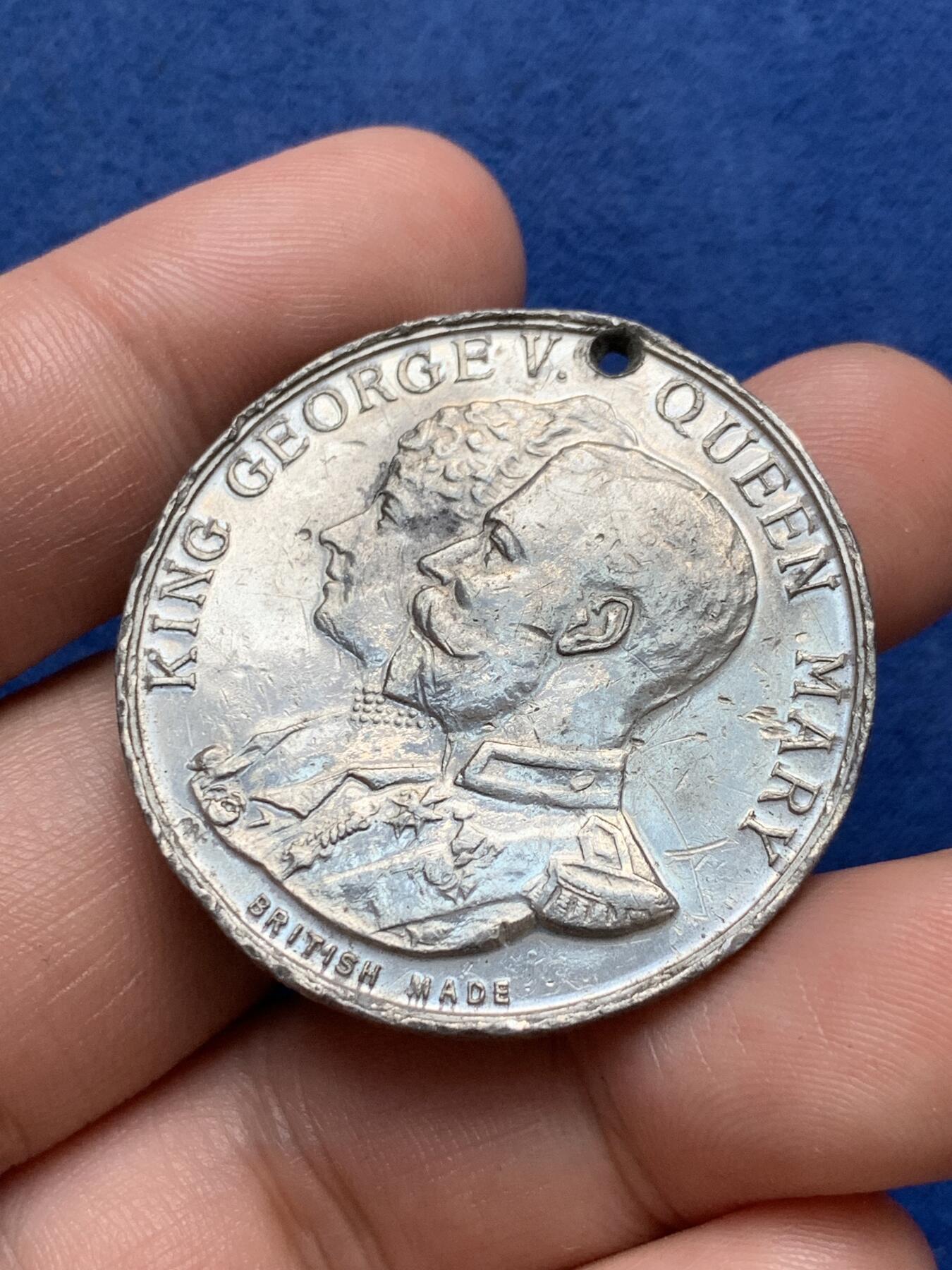 《竞宝斋》第294场- 周日，周一  2场连拍 （全场包邮） 两枚一组 1935乔五+1909宗教纪念章一对 WM金属材质 51.1mm 38.8克 38.5mm19.5克 1935有不平