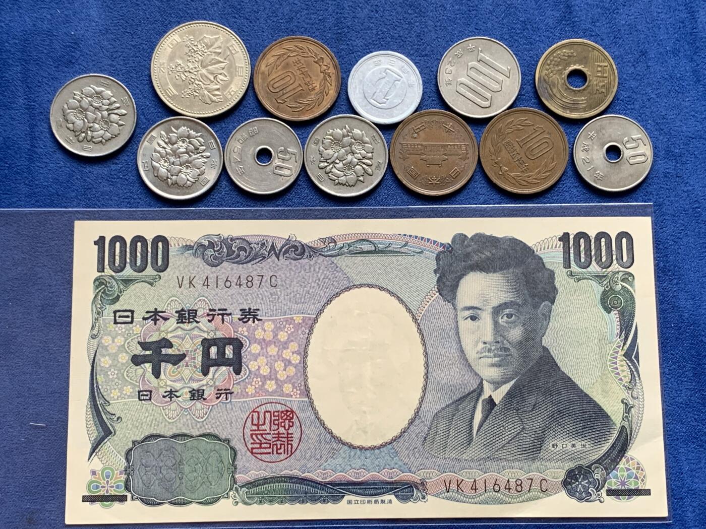 《竞宝斋》第294场- 周日，周一  2场连拍 （全场包邮） 日本旧版1000日元纸币一张+硬币12枚 均为流通品相