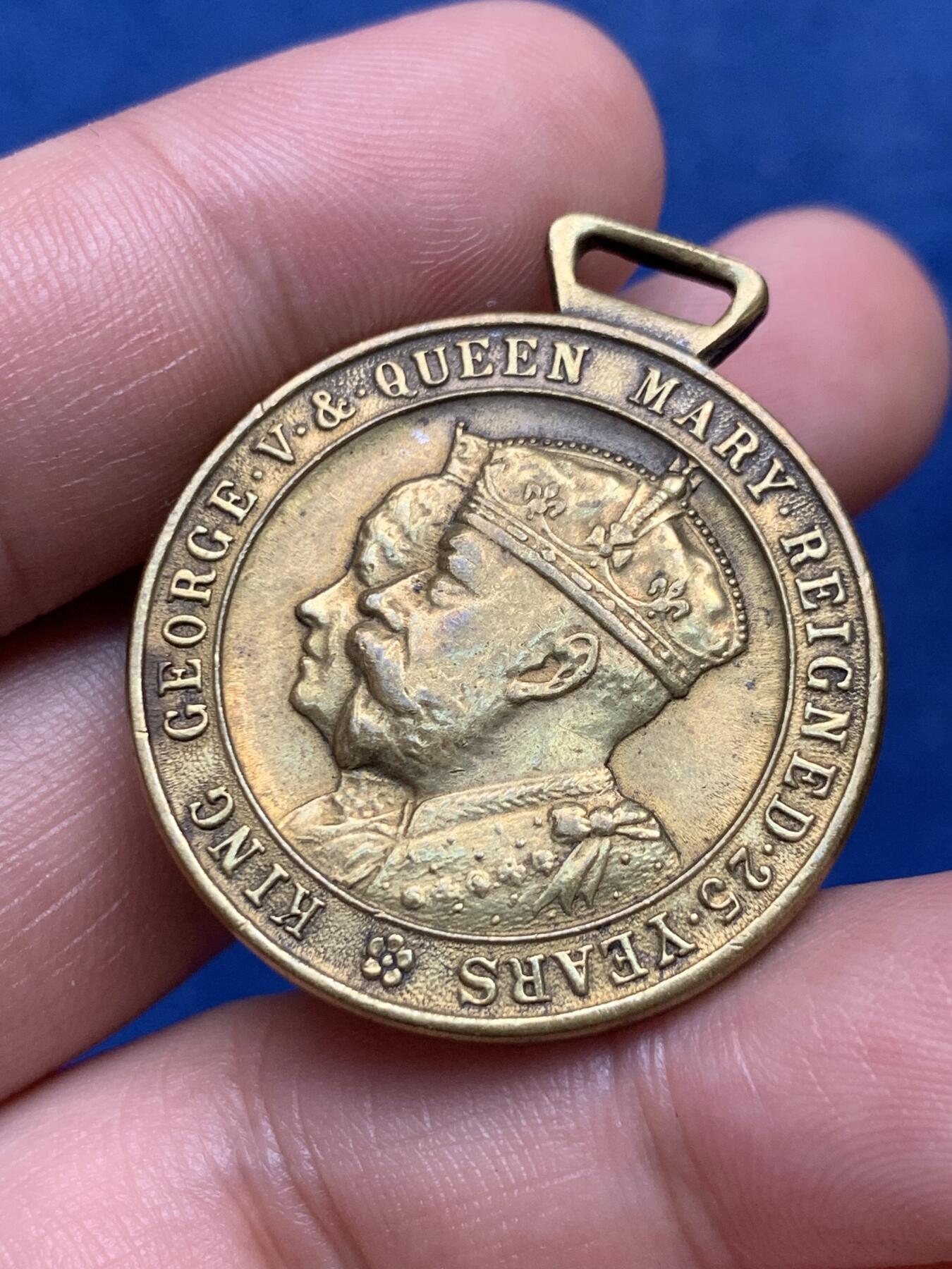 《竞宝斋》第294场- 周日，周一  2场连拍 （全场包邮） 马恩岛 乔五 1935 25周年结婚纪念章 32.7mm 14.4克