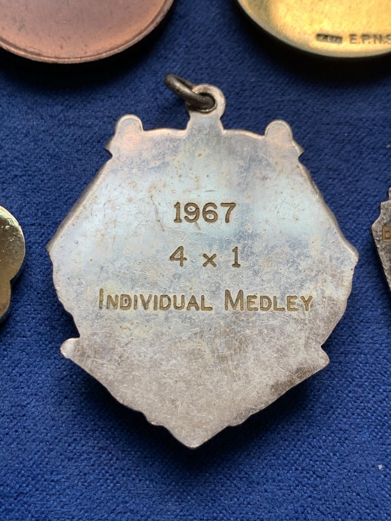 《竞宝斋》第294场- 周日，周一  2场连拍 （全场包邮） 外国纪念章一组 细节见图